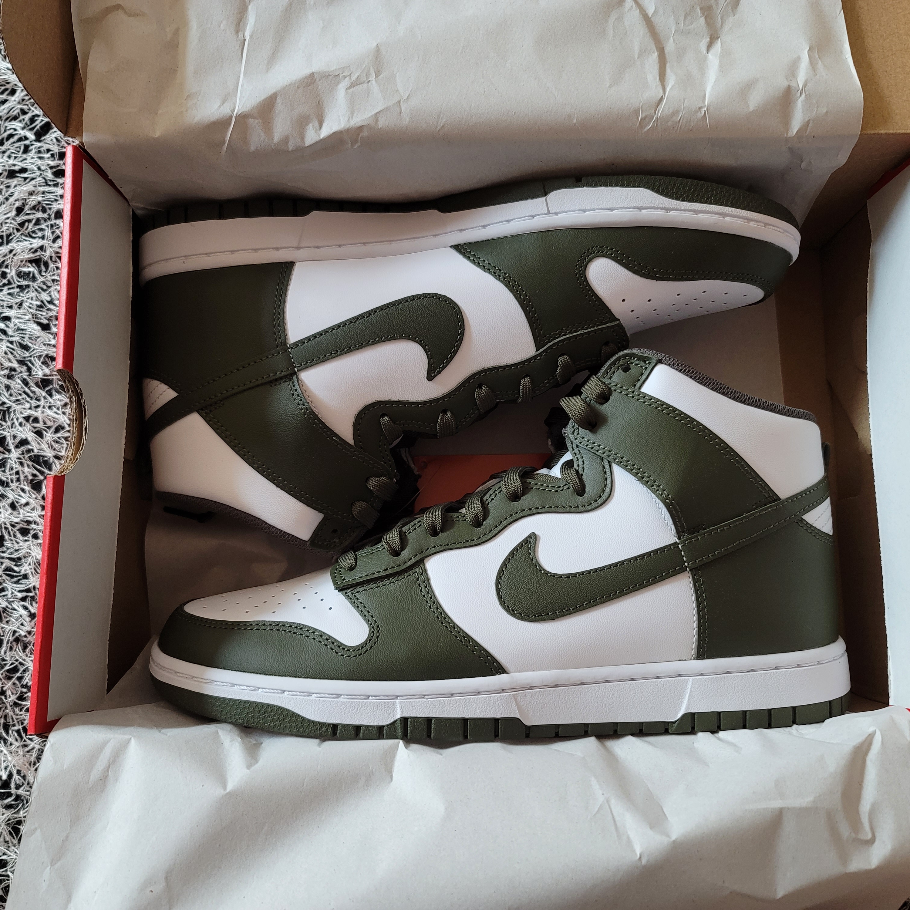 Nike Dunk High Retro Championship Khaki 착용 스타일