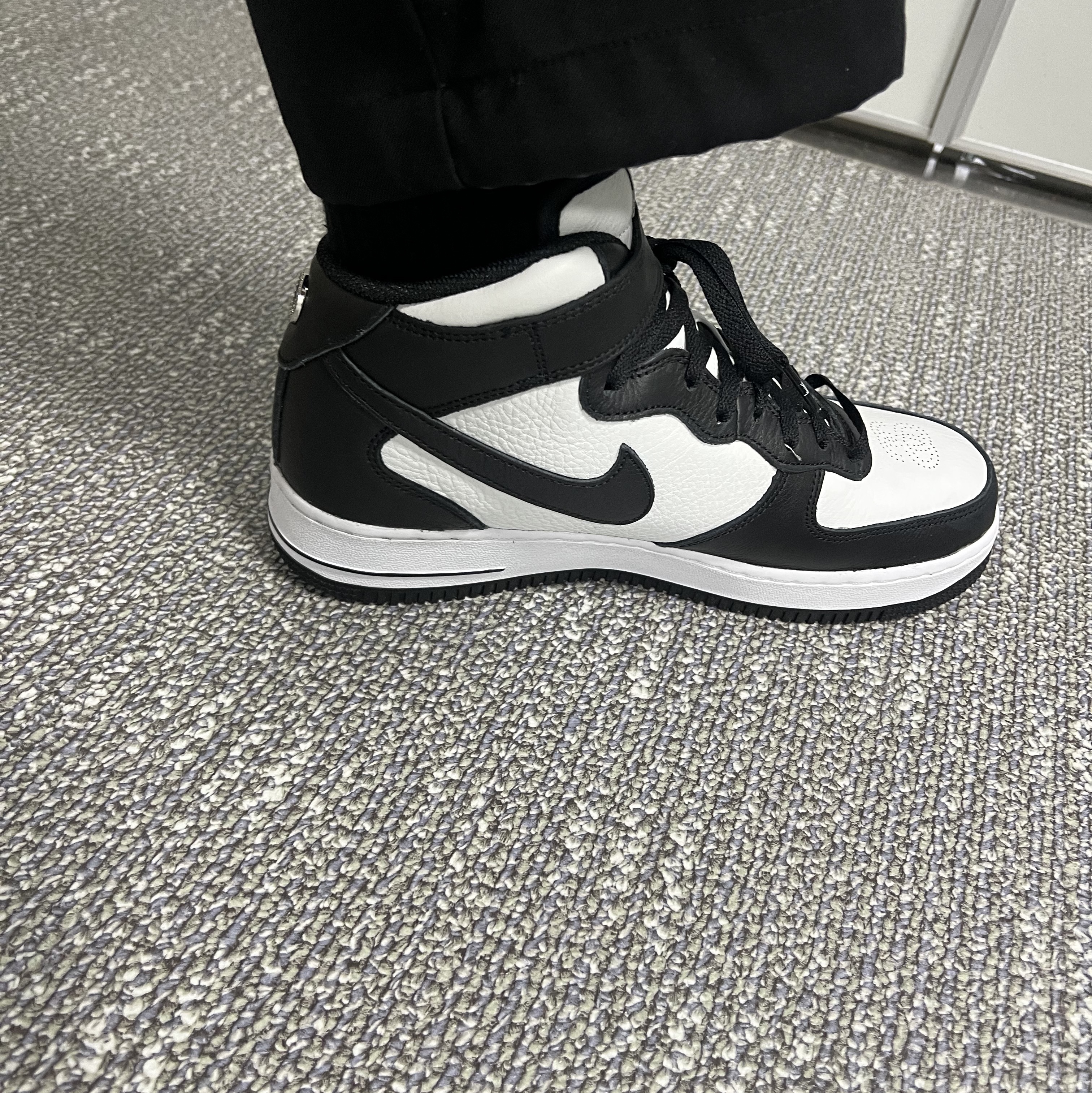 Nike x Stussy Air Force 1 '07 Mid SP Black and Light Bone 착용 스타일