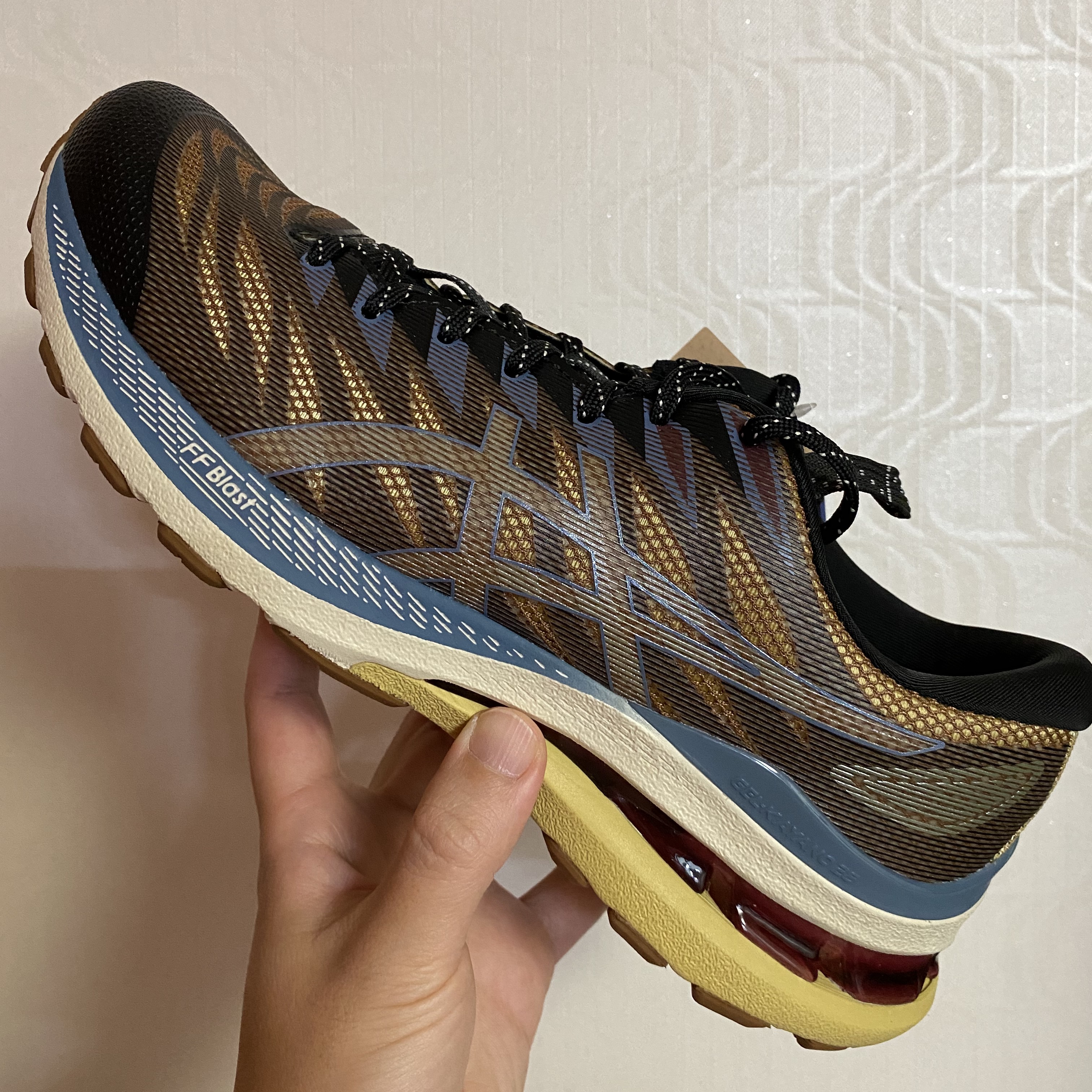 (W) Asics FN3-S Gel-Kayano 28 Anthracite Antique Gold 착용 스타일