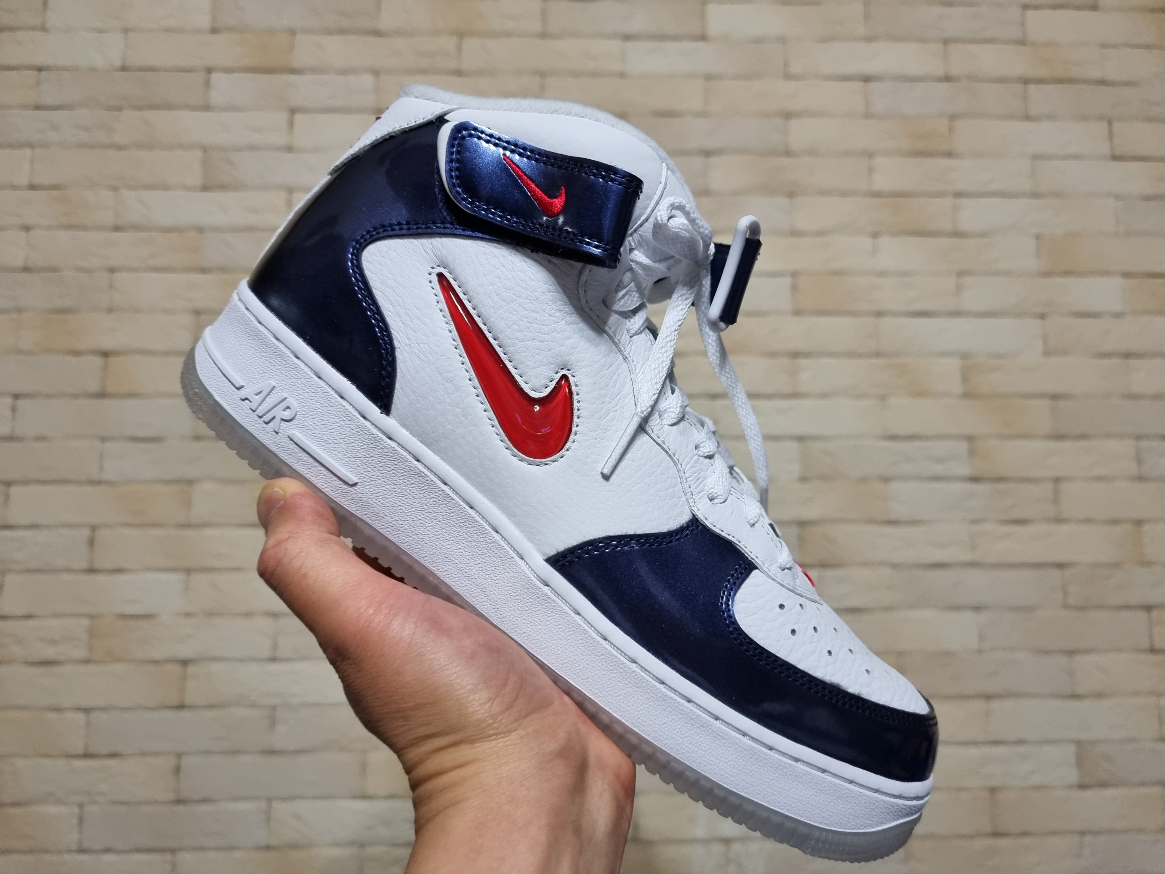 Nike Air Force 1 Mid QS University Red and Midnight Navy 착용 스타일 - 4