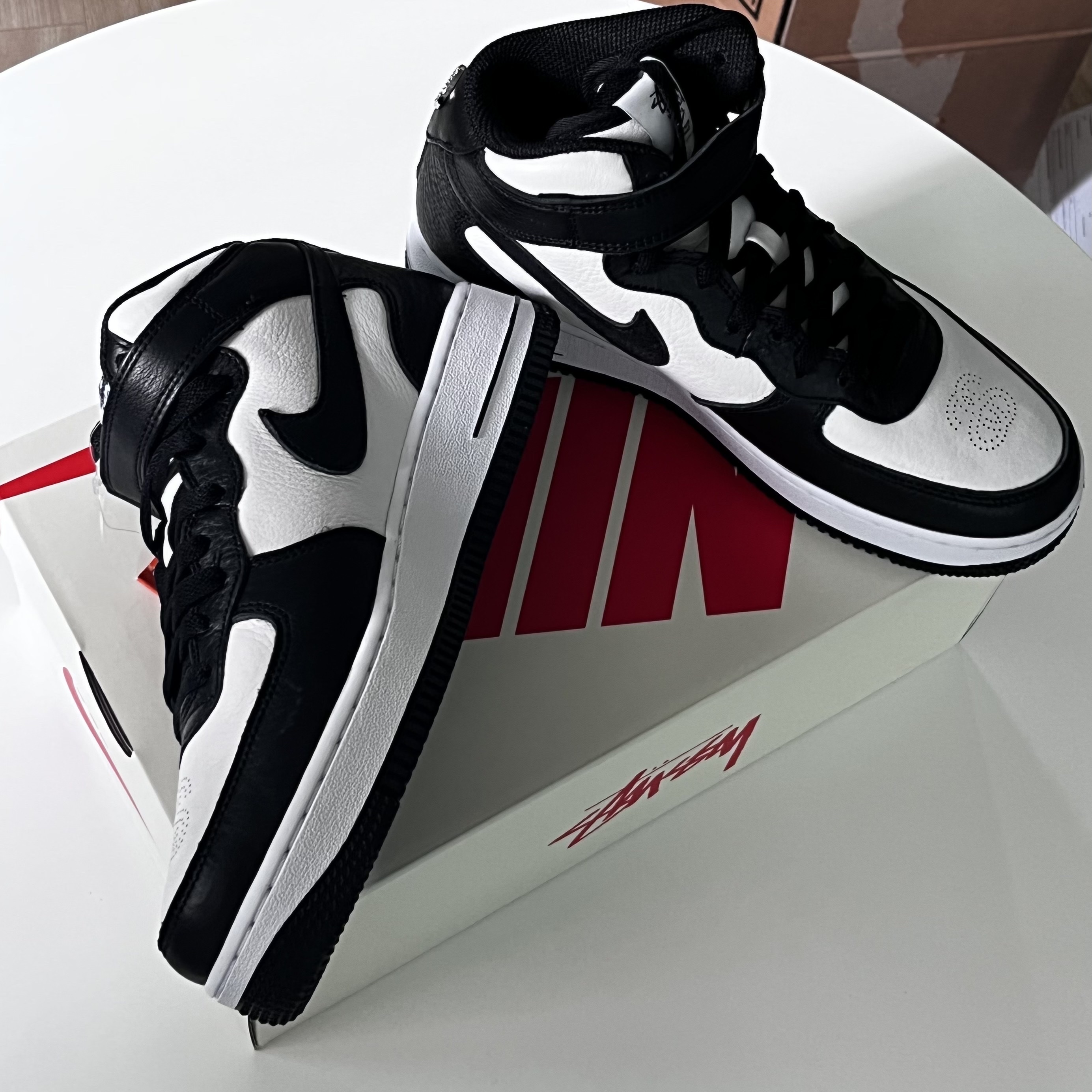 Nike x Stussy Air Force 1 '07 Mid SP Black and Light Bone 착용 스타일