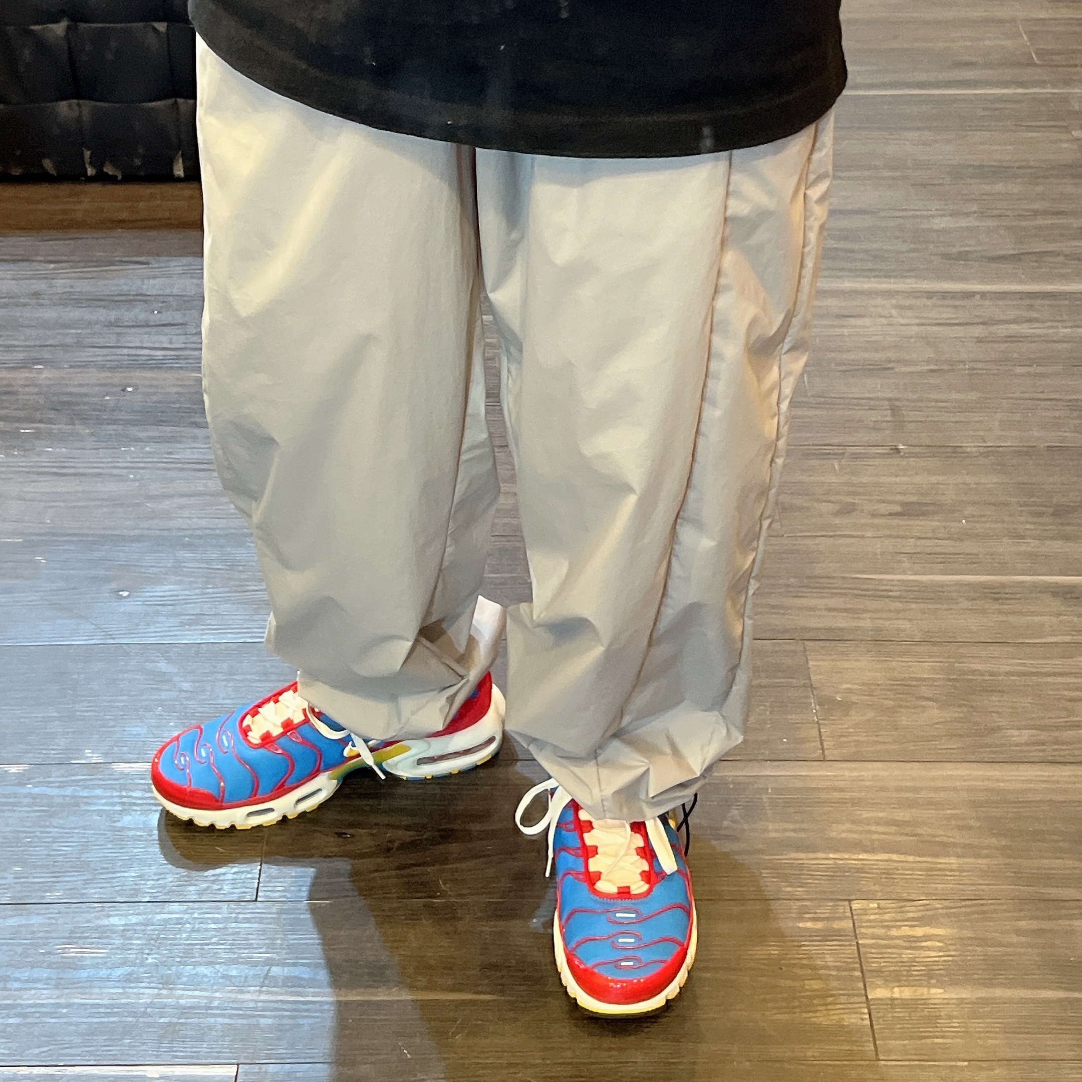 Nike Air Max Plus SE Running Club University Red Light Photo Blue 착용 스타일 - 3