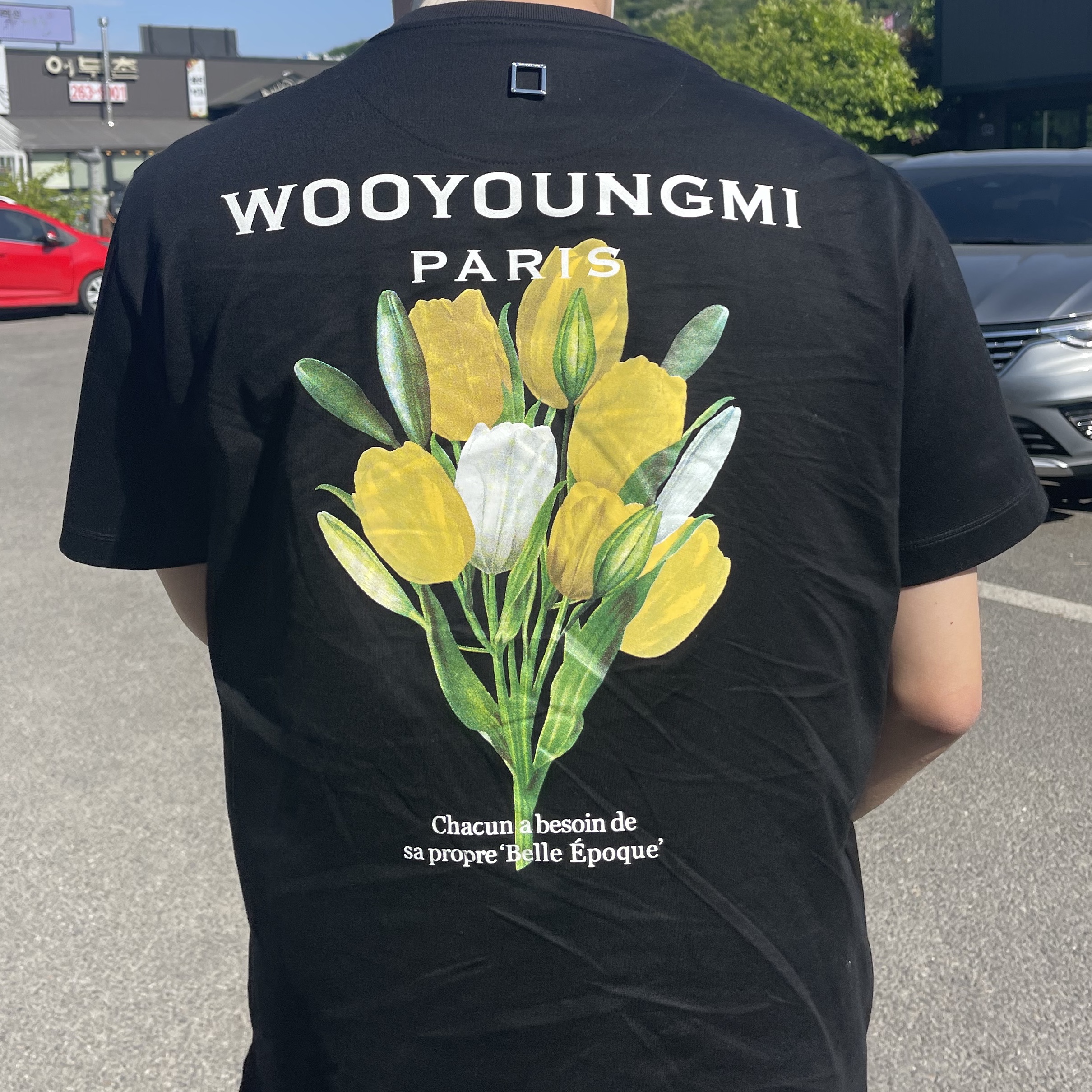 Wooyoungmi Flower Print Back Logo T-Shirt Black - 22SS 착용 스타일 - 1