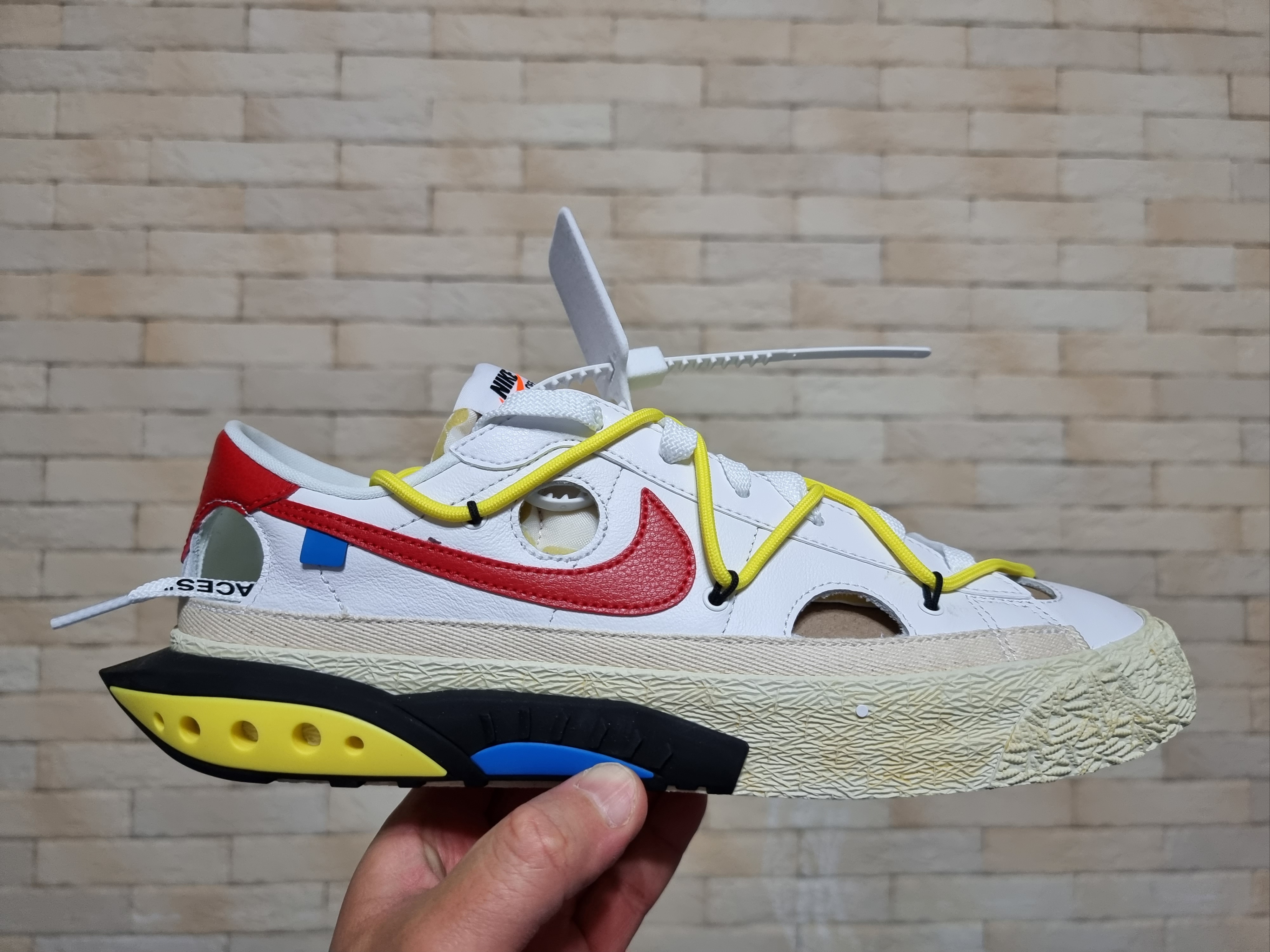 Nike x Off-White Blazer Low '77 White and University Red 착용 스타일 - 2