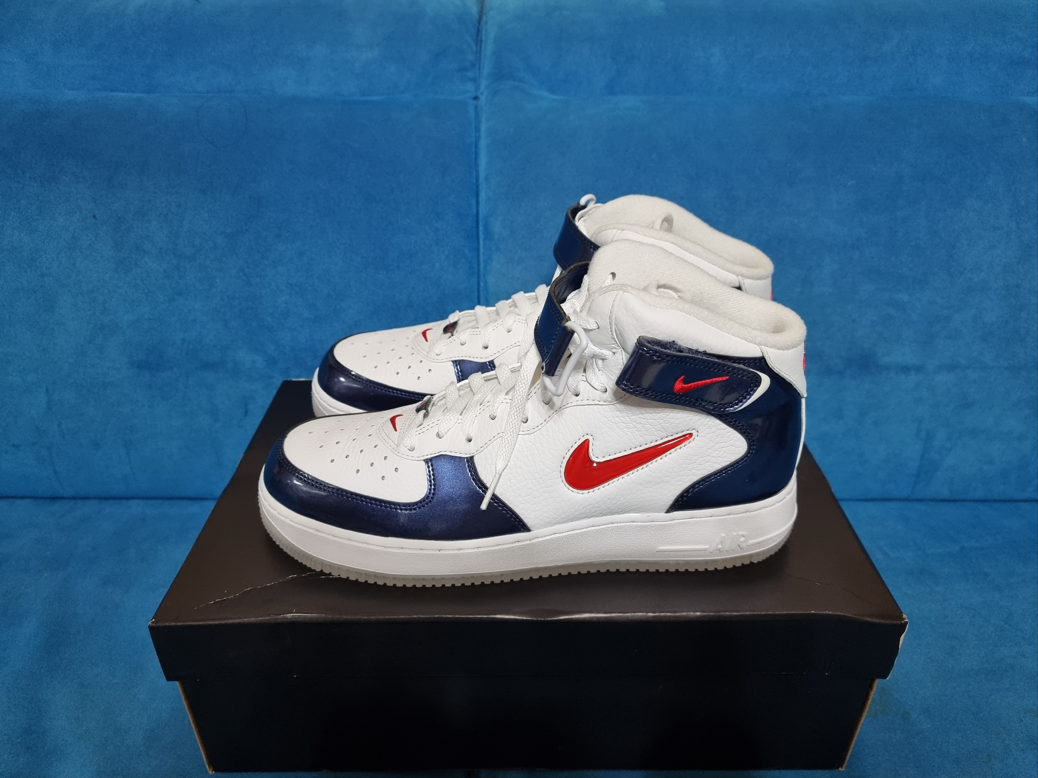 Nike Air Force 1 Mid QS University Red and Midnight Navy 착용 스타일 - 1