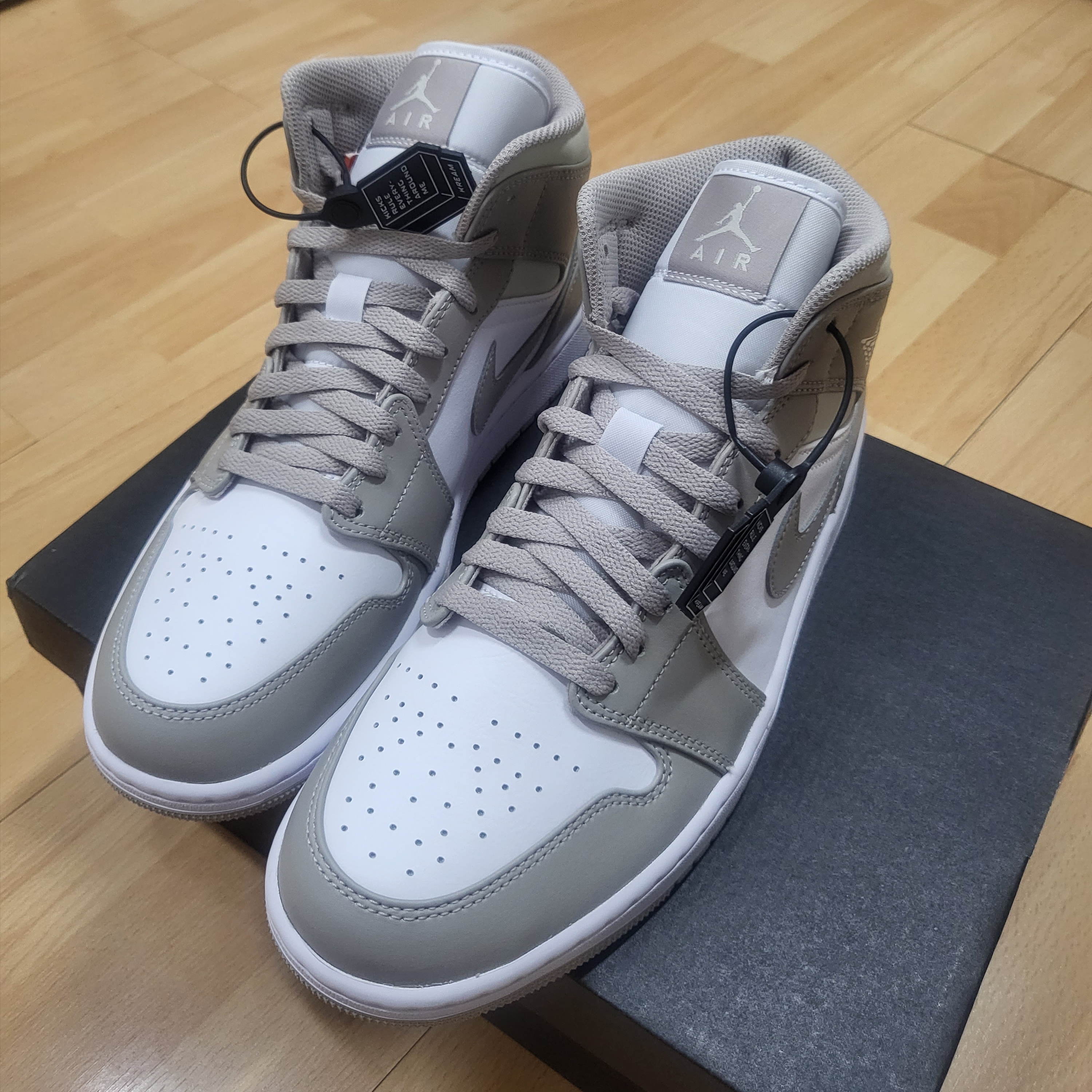 Jordan 1 Mid College Grey 착용 스타일
