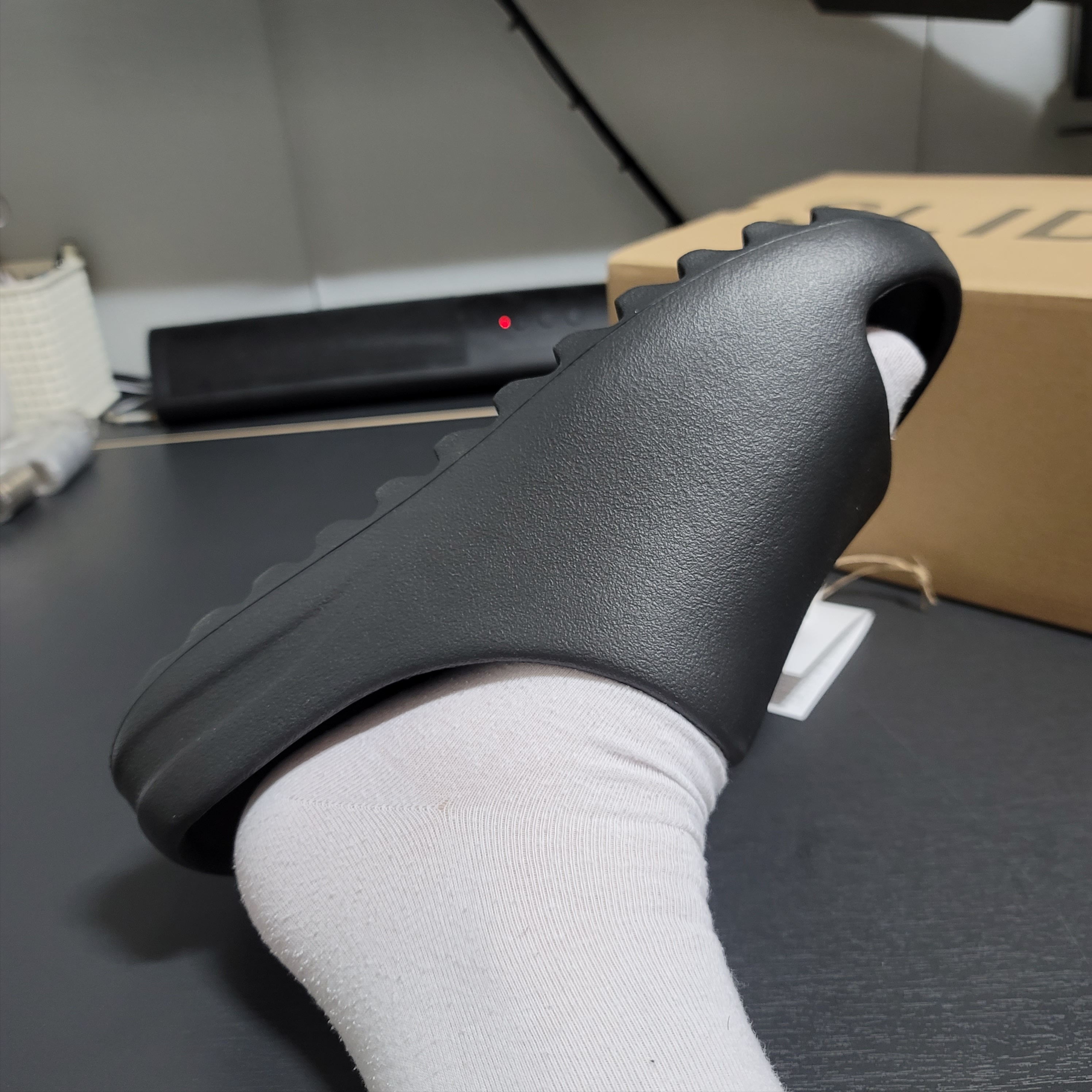 Adidas Yeezy Slide Onyx 착용 스타일 - 4