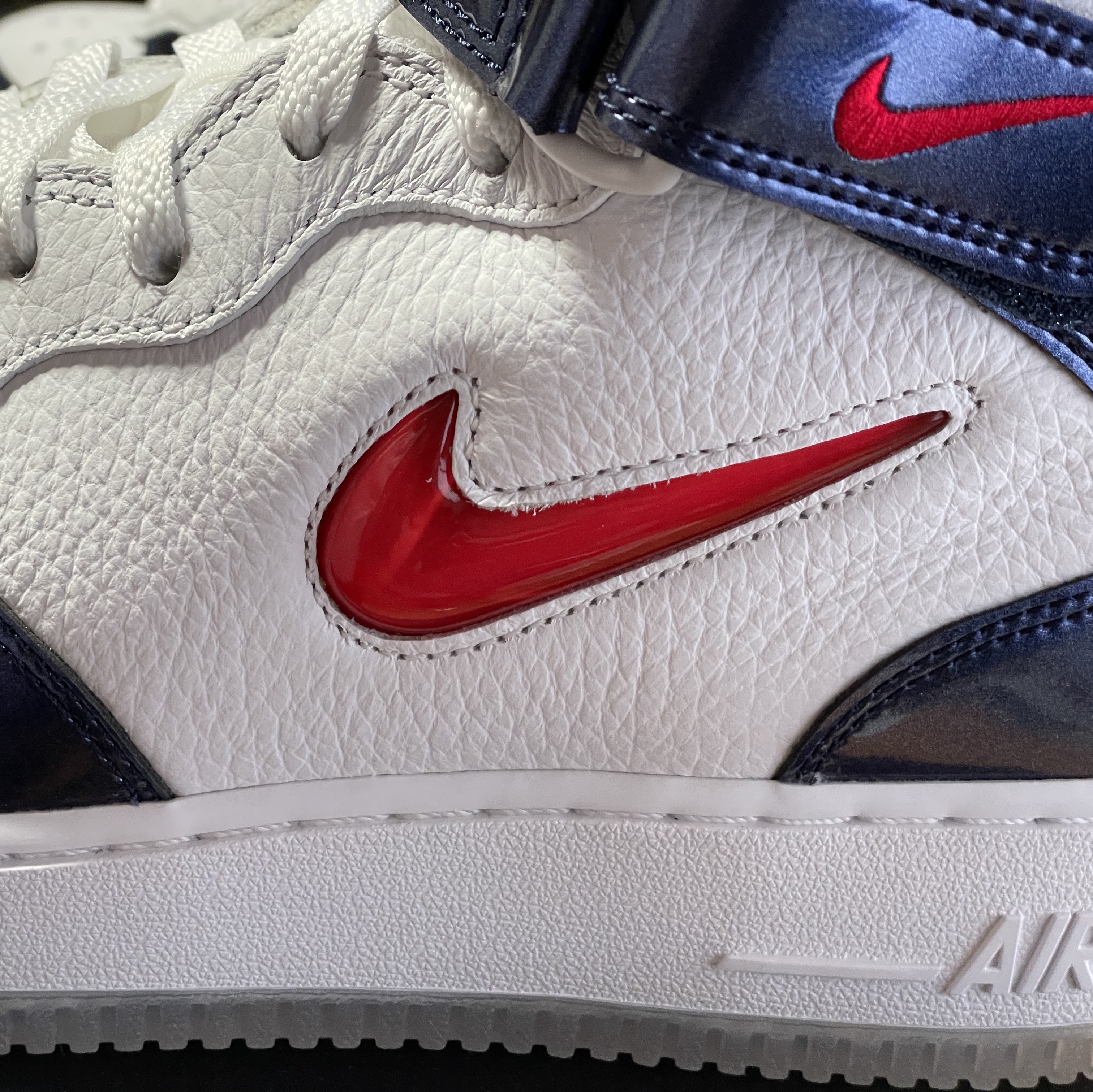 Nike Air Force 1 Mid QS University Red and Midnight Navy 착용 스타일 - 1