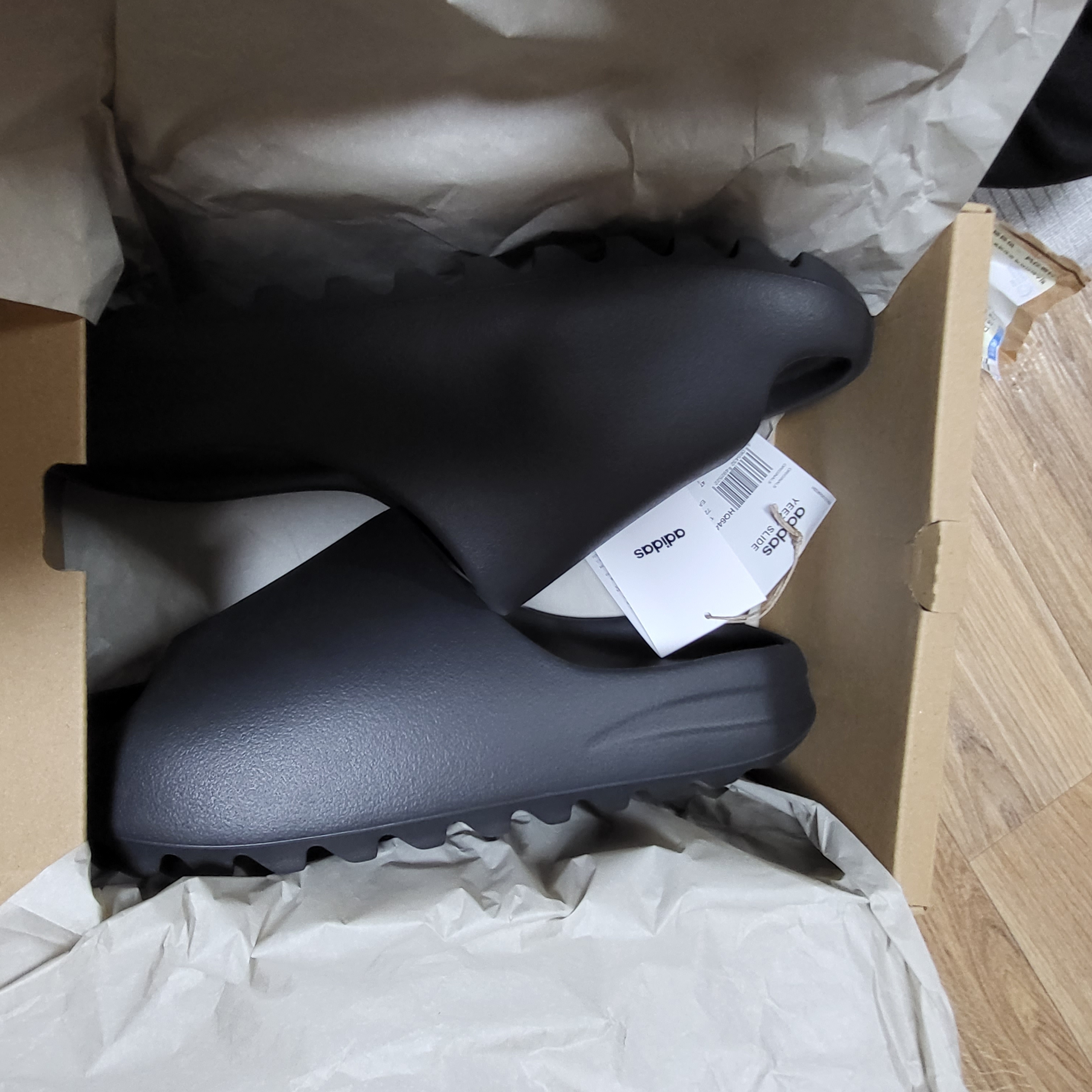 Adidas Yeezy Slide Onyx 착용 스타일 - 3