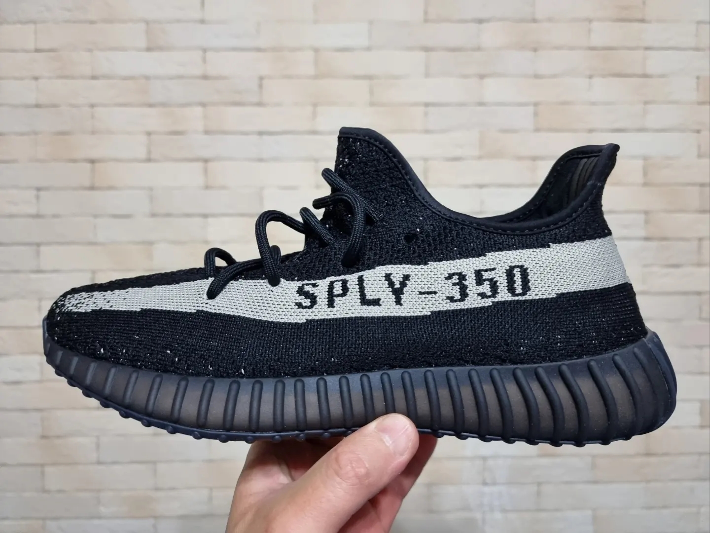 Adidas Yeezy Boost 350 V2 Core Black White 2022 착용 스타일 - 3