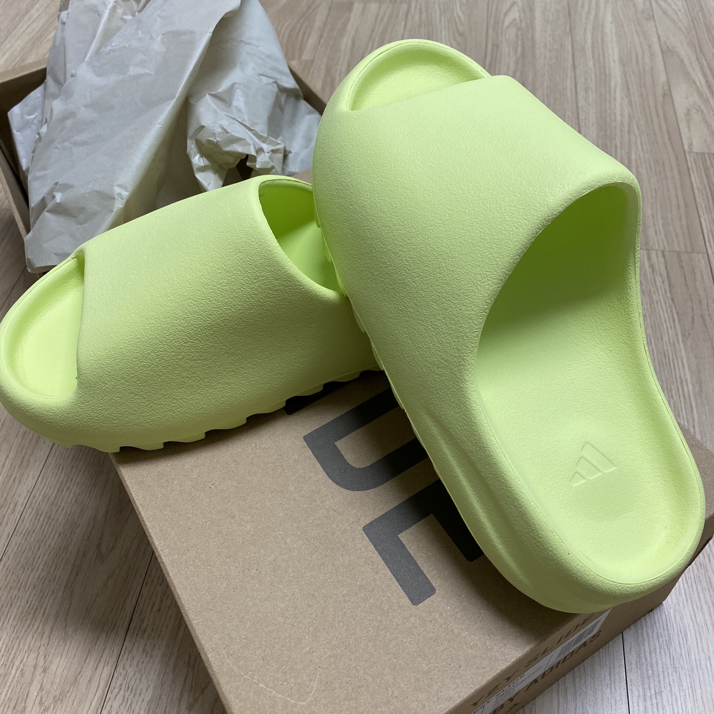 Adidas Yeezy Slide Glow Green 2022/2023 착용 스타일