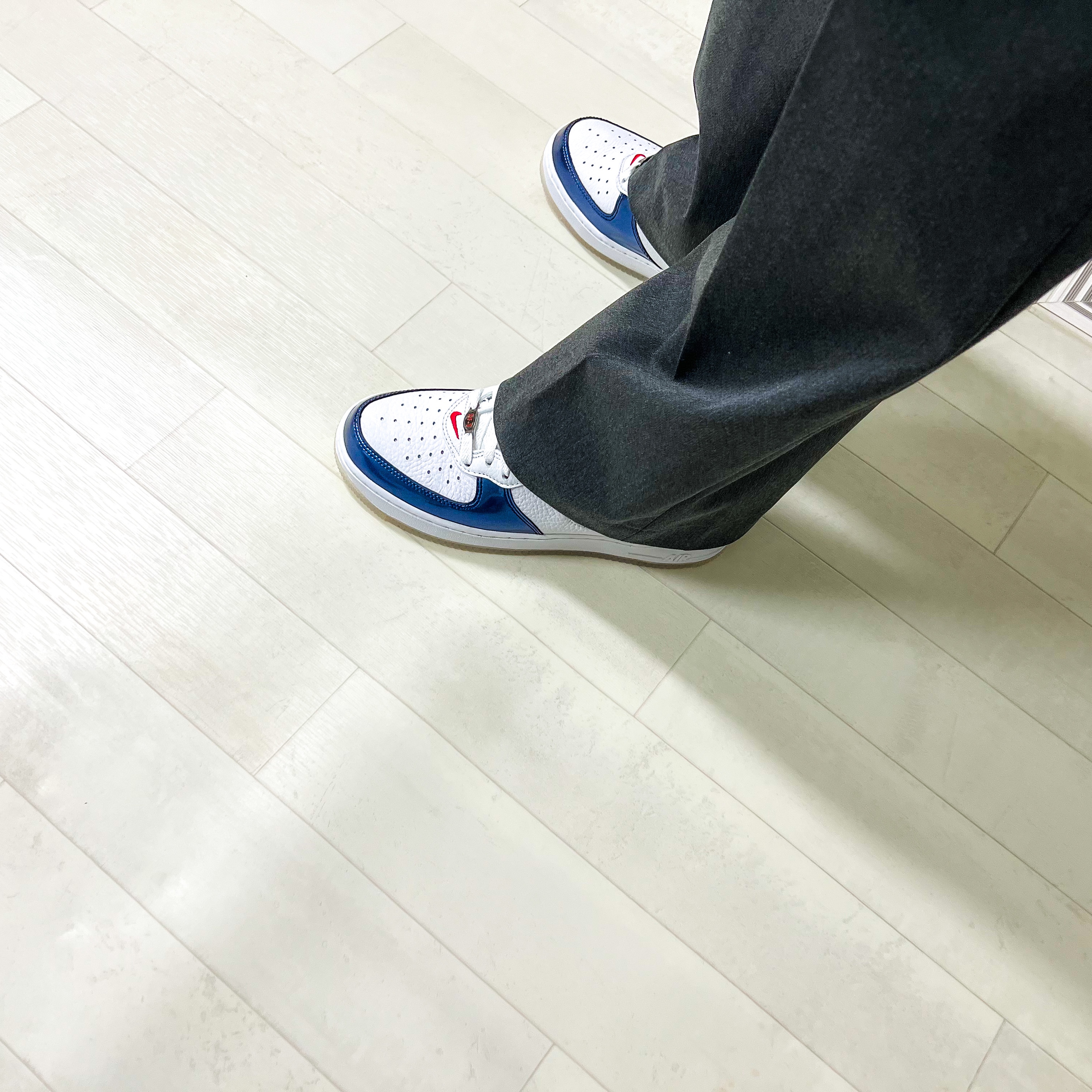 Nike Air Force 1 Mid QS University Red and Midnight Navy 착용 스타일 - 5