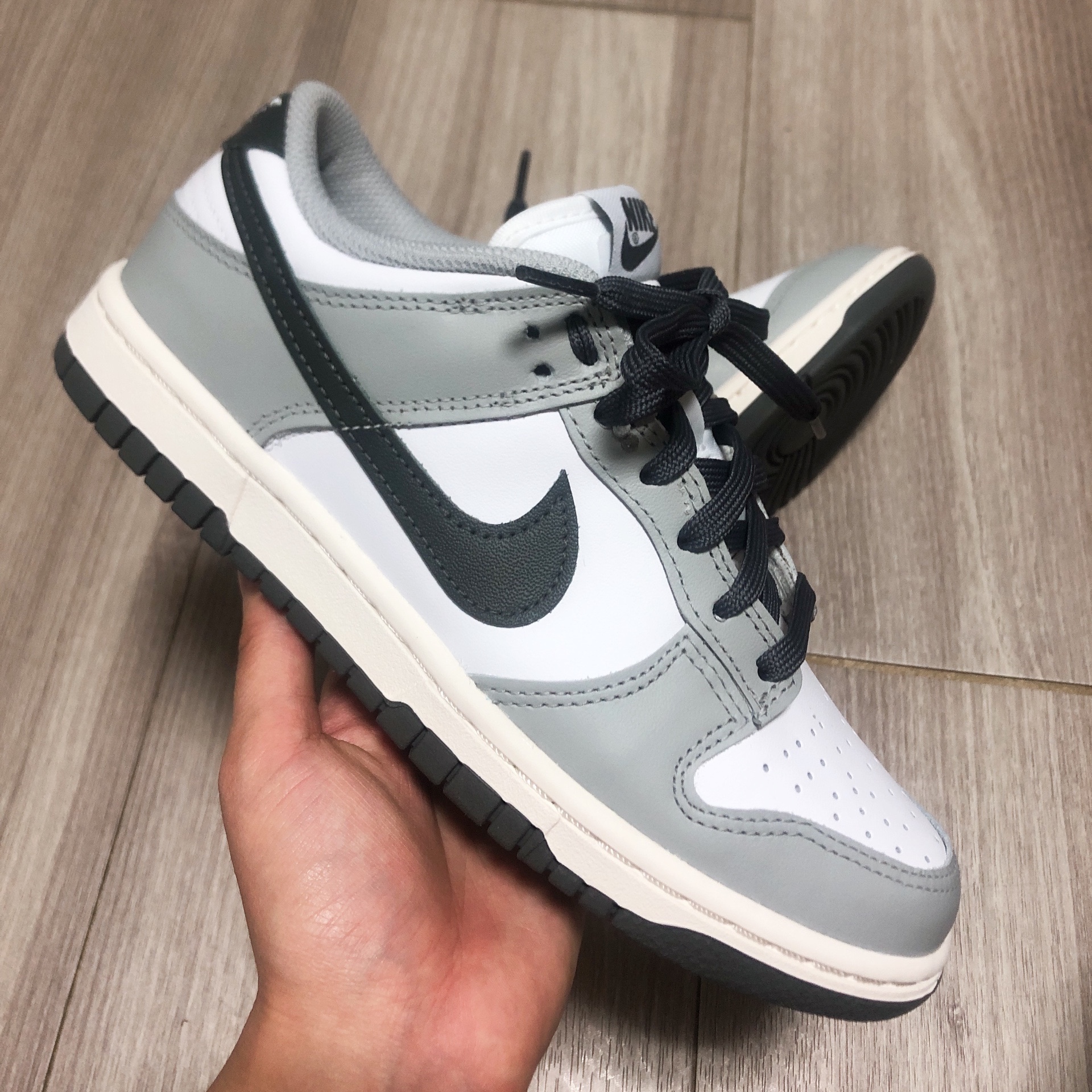 (W) Nike Dunk Low Light Smoke Grey 착용 스타일 - 1