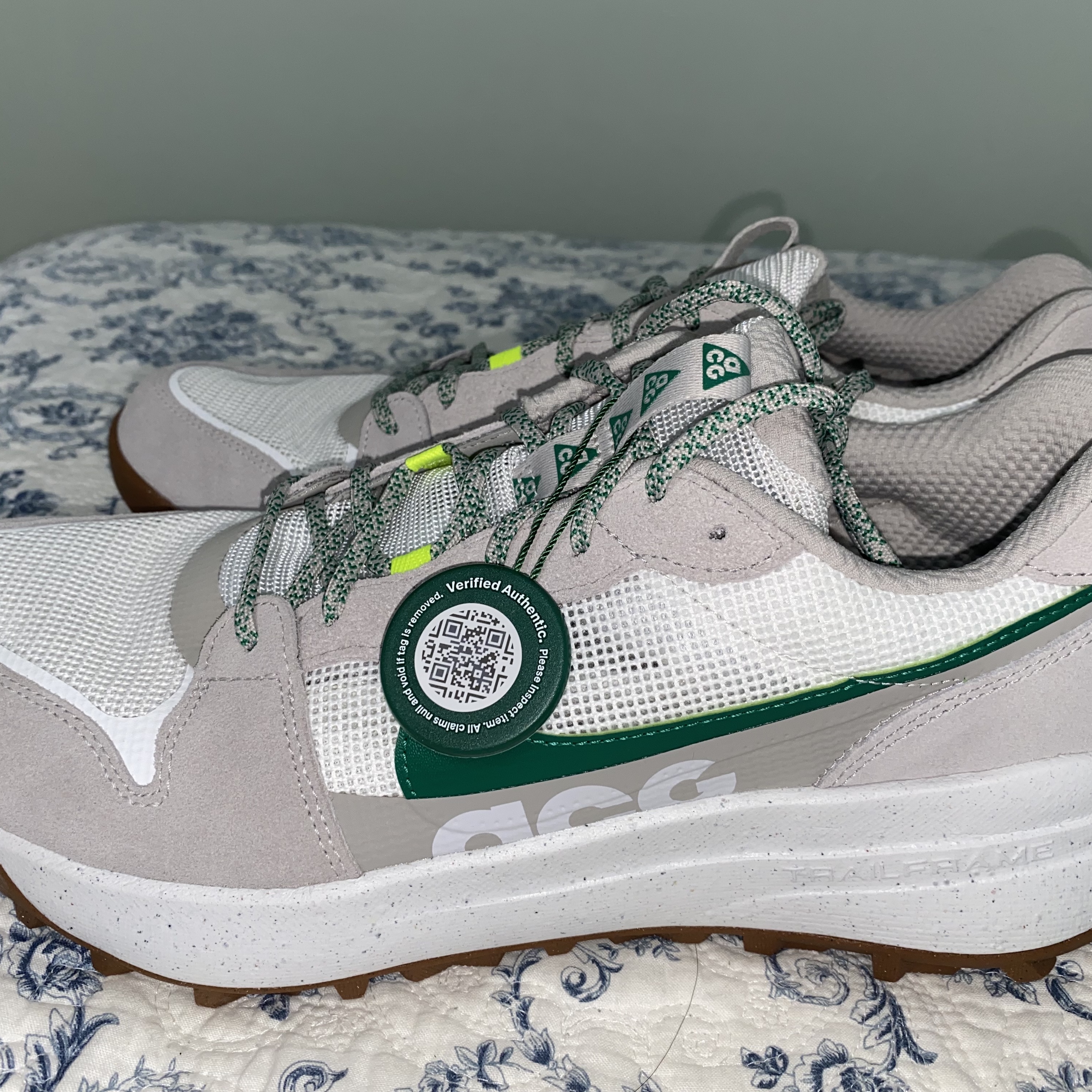 Nike ACG Lowcate Light Iron Ore 착용 스타일 - 2