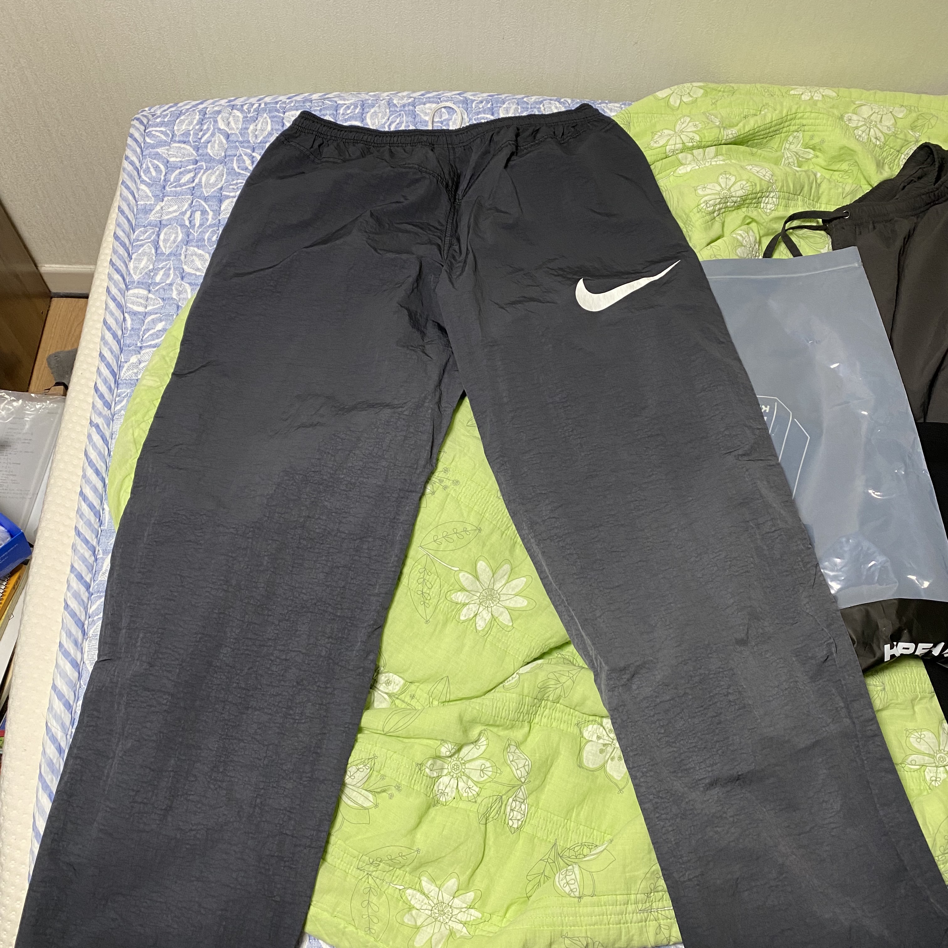 Nike x Stussy Beach Pants Off Noir 착용 스타일 - 2