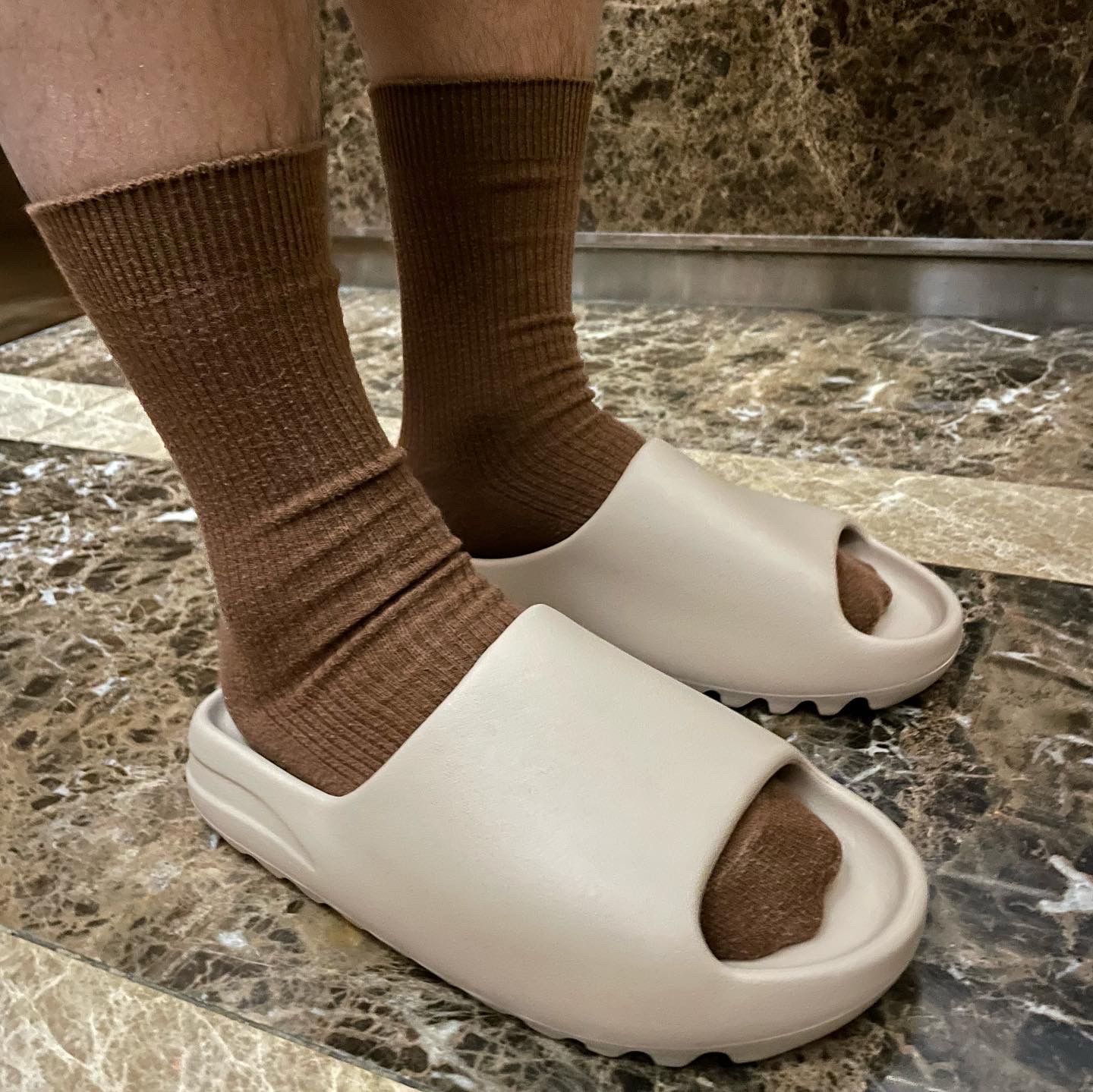 Adidas Yeezy Slide Pure - Re-Release Ver. 착용 스타일 - 5