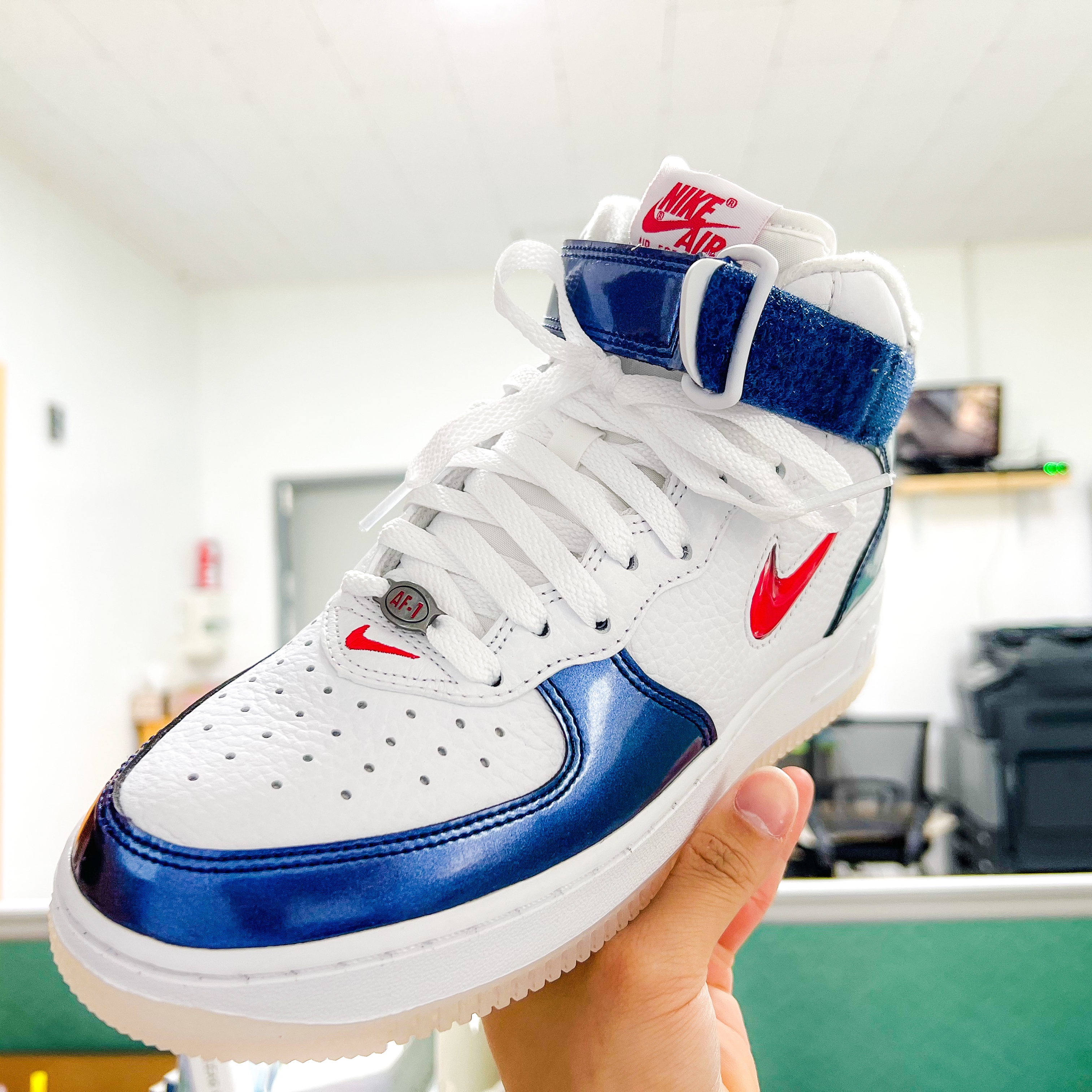 Nike Air Force 1 Mid QS University Red and Midnight Navy 착용 스타일 - 2