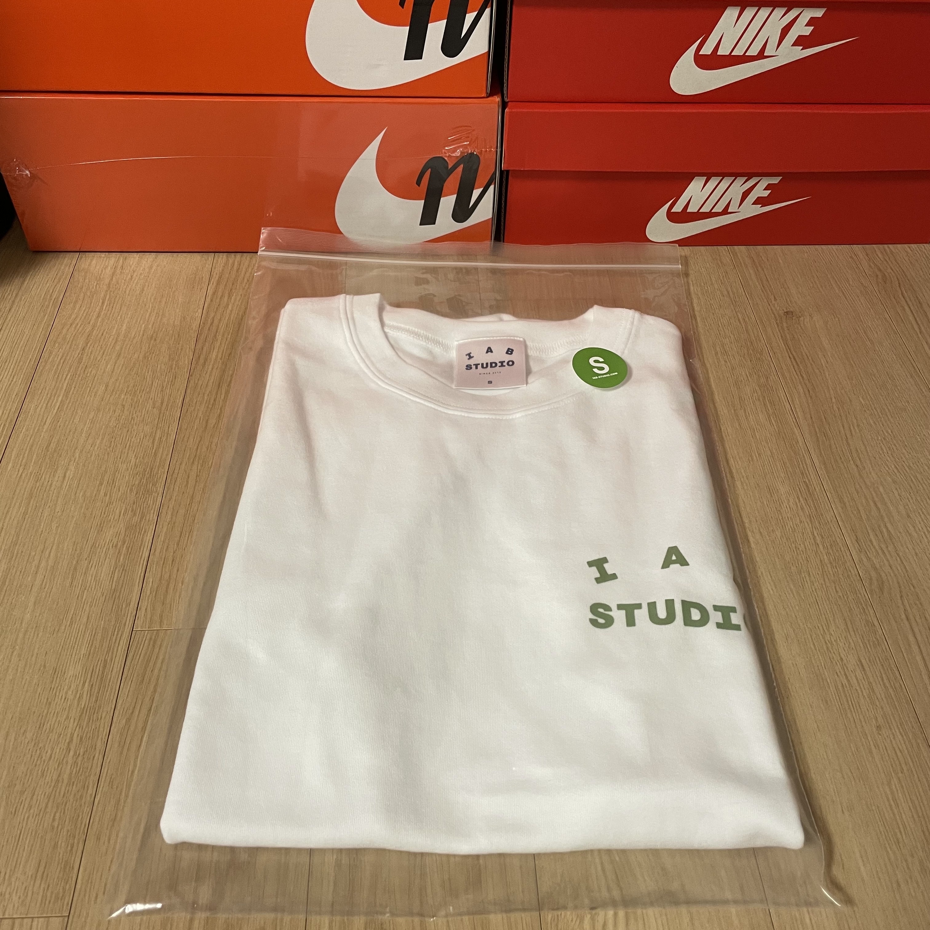 IAB Studio T-Shirt White Light Green 착용 스타일