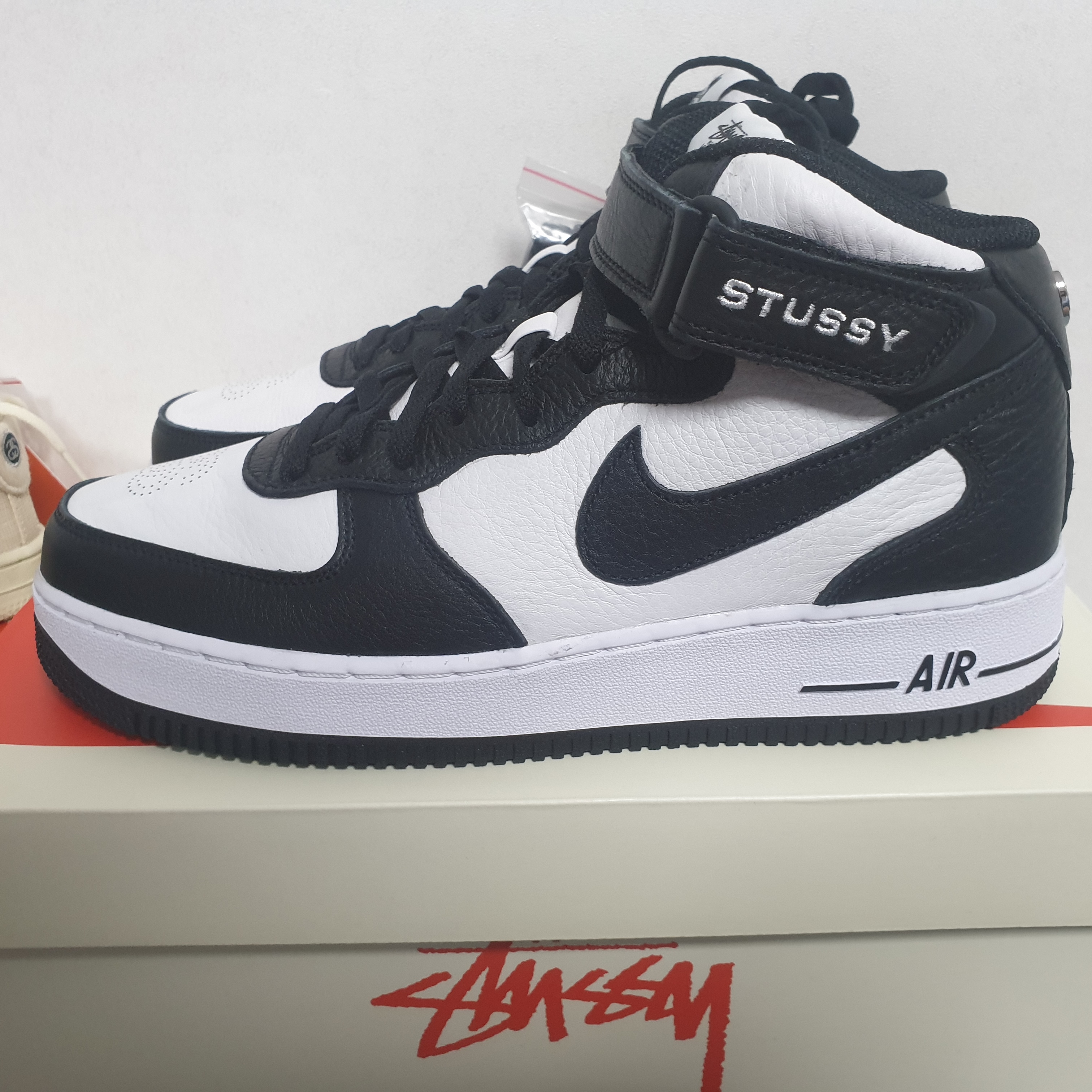 Nike x Stussy Air Force 1 '07 Mid SP Black and Light Bone 착용 스타일