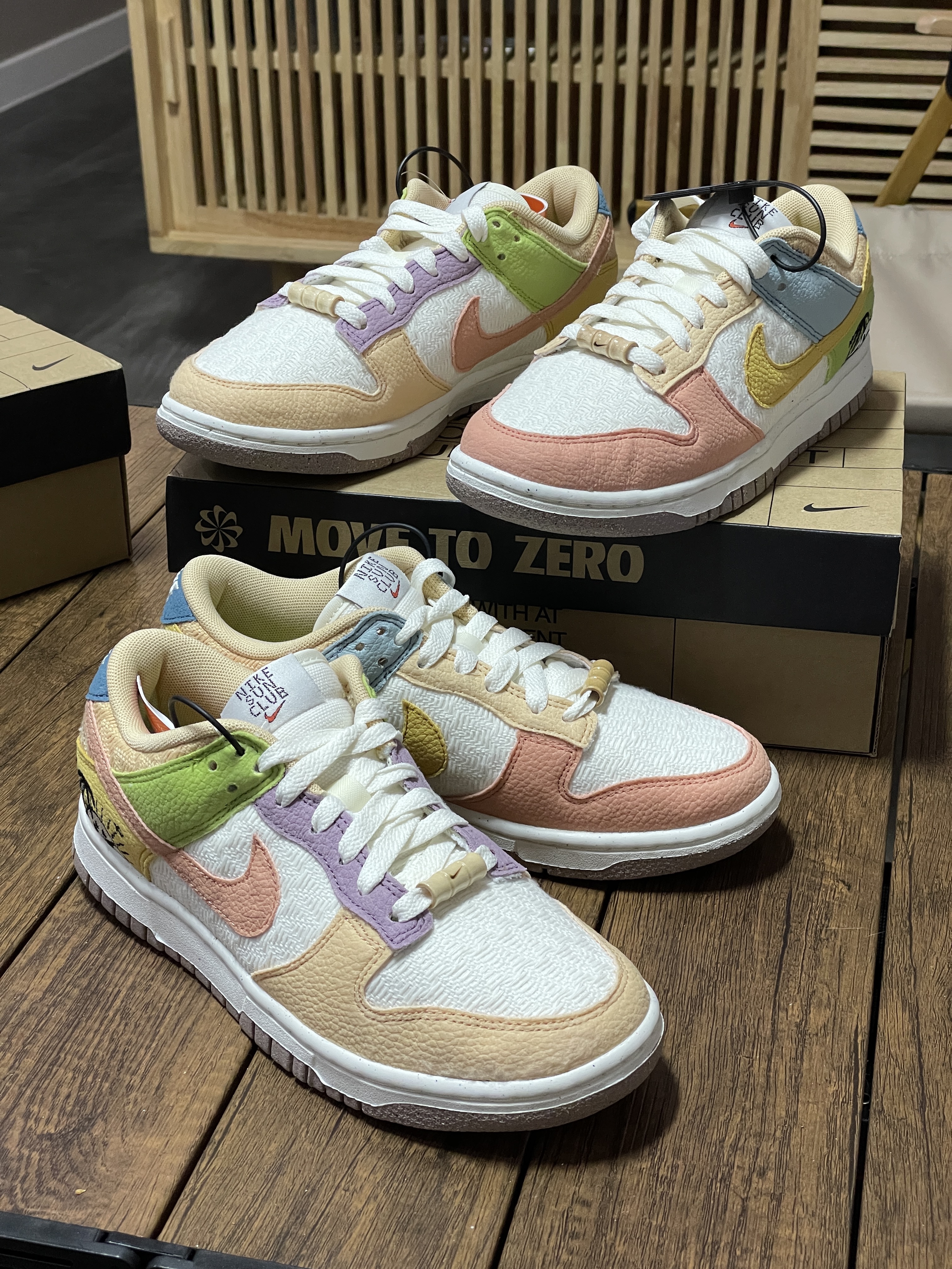 (W) Nike Dunk Low SE Sun Club Sanded Gold 착용 스타일 - 1