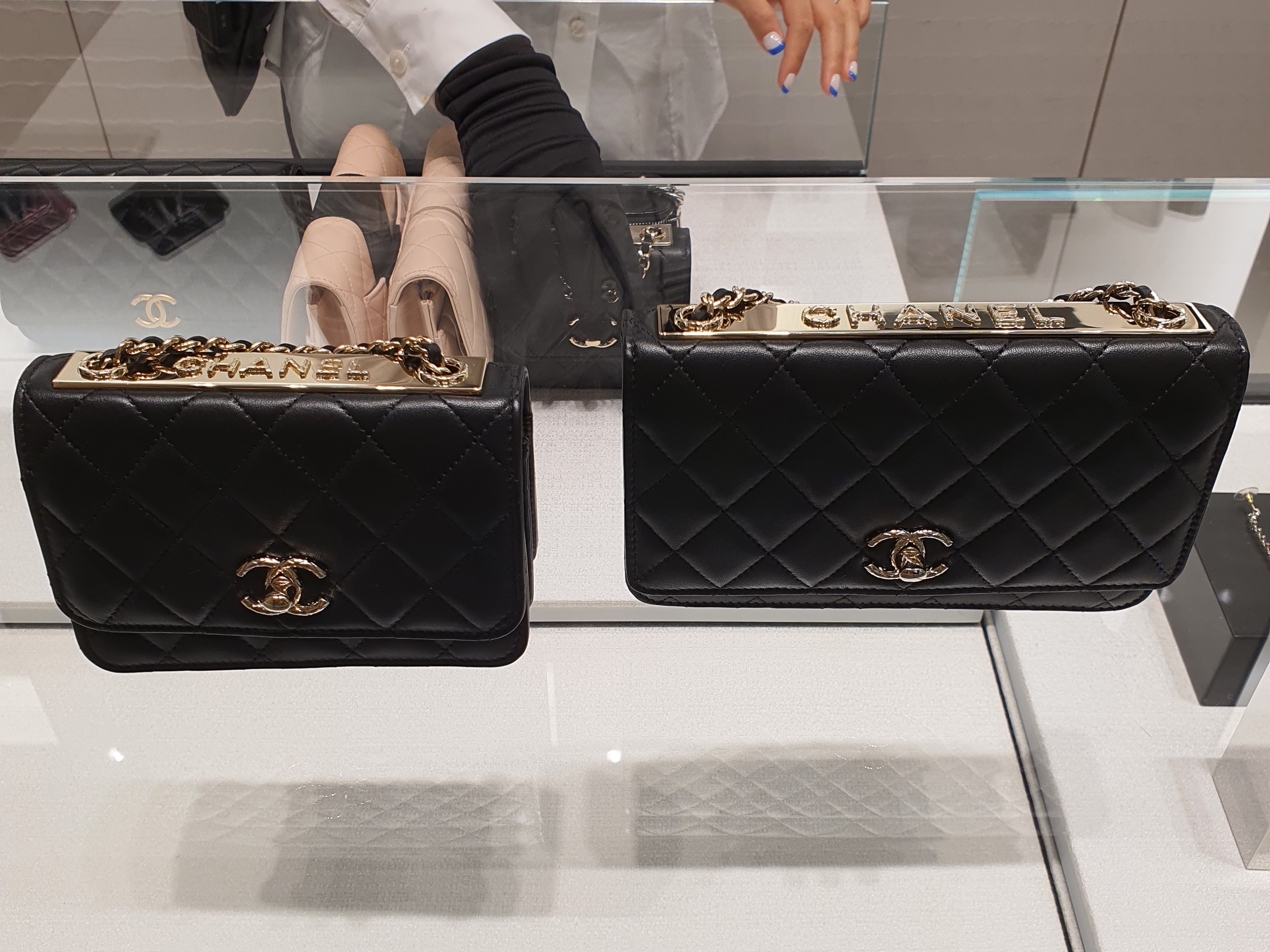 Chanel Wallet On Chain Lambskin & Gold Black 착용 스타일 - 4