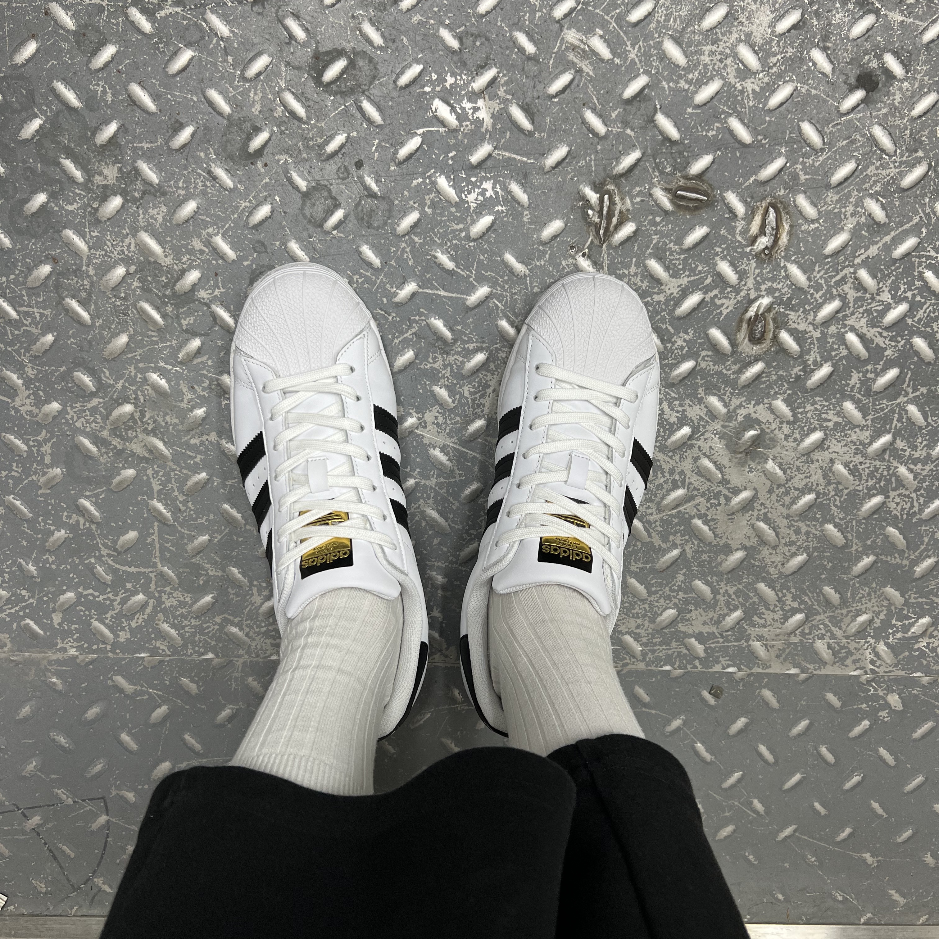 Adidas Superstar White Black 착용 스타일