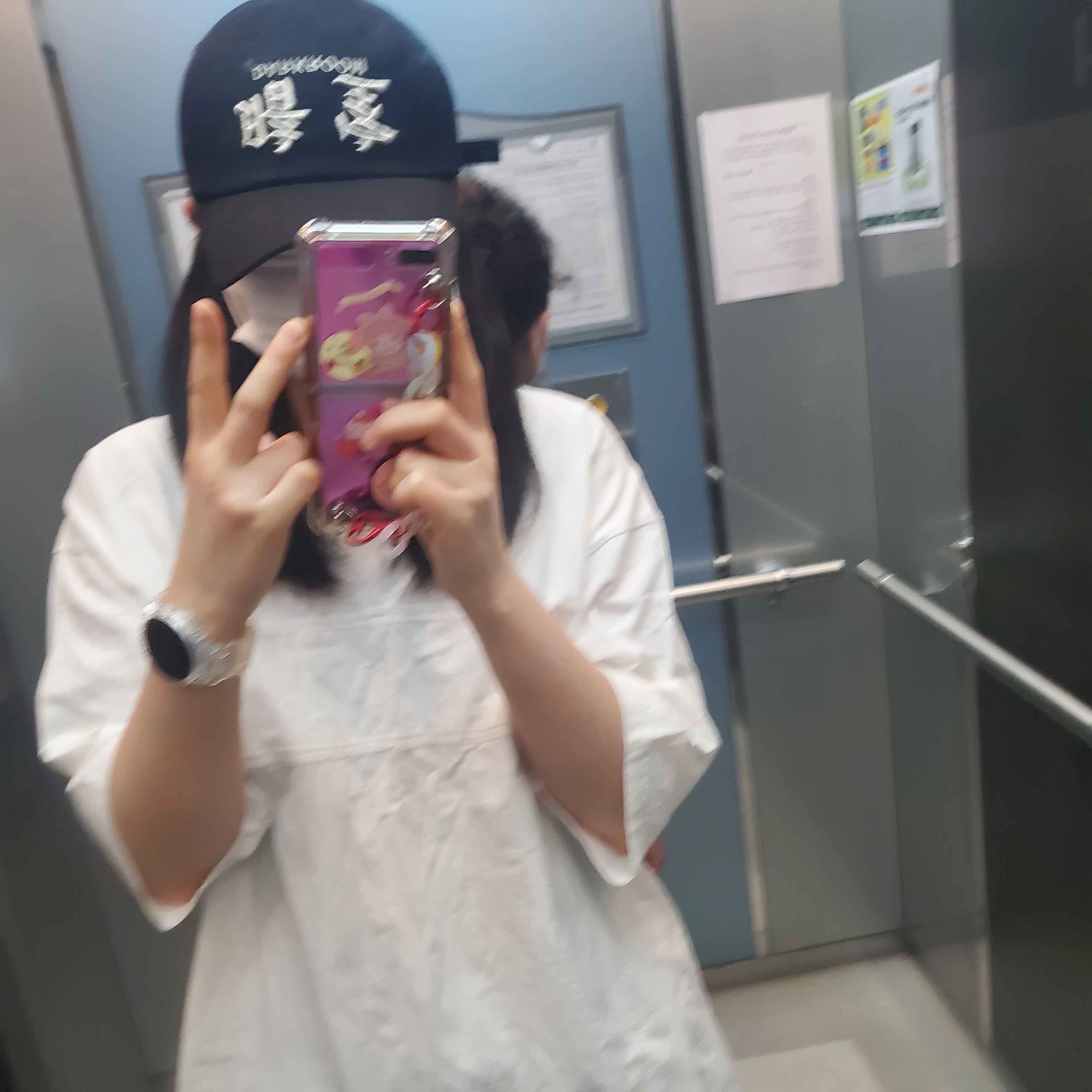 Darkr8m Studio Upside Down Silver Logo Cap 착용 스타일