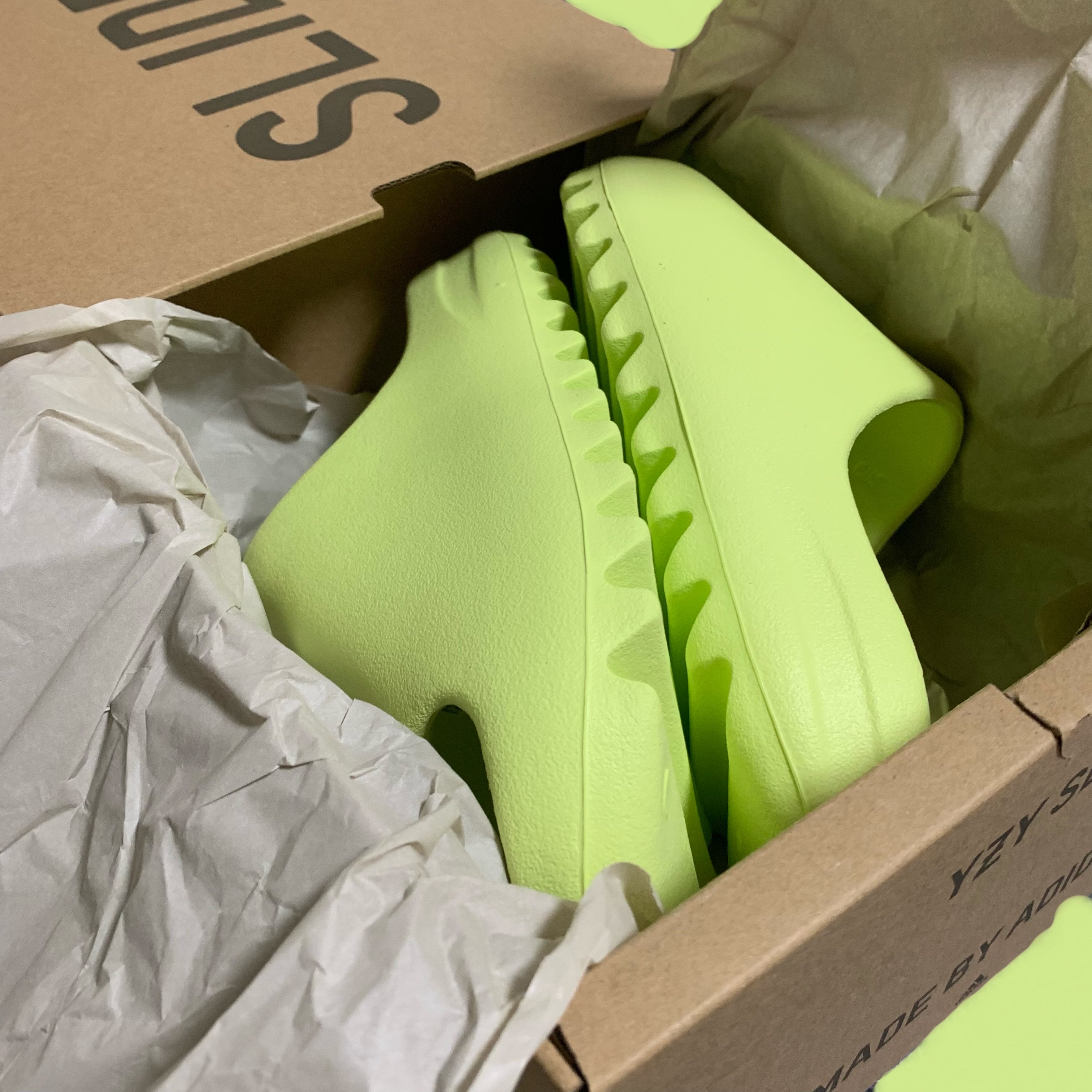 Adidas Yeezy Slide Glow Green 2022/2023 착용 스타일