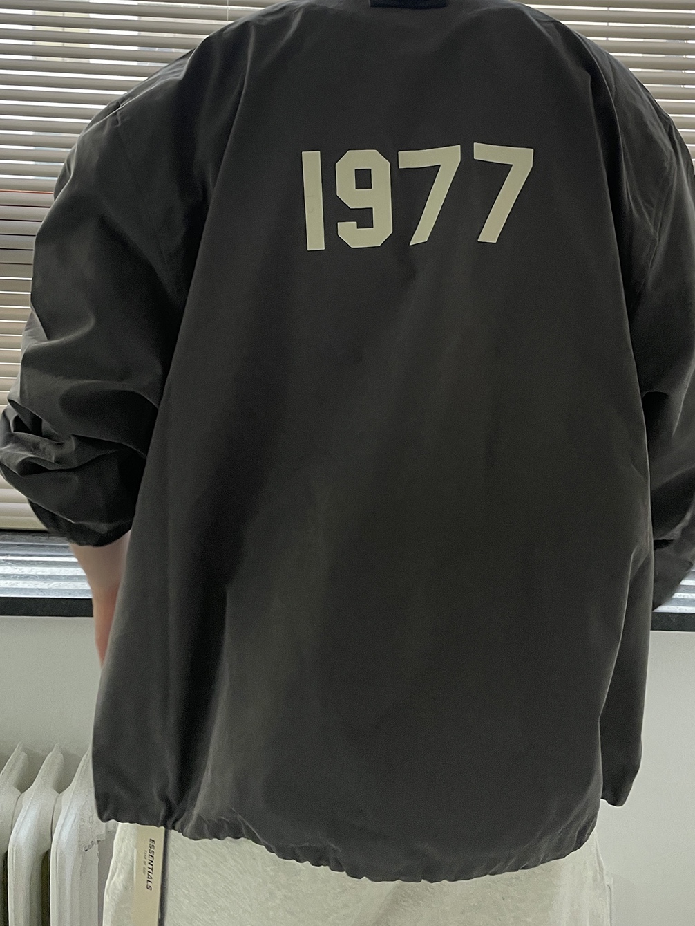 Essentials 1977 Coaches Jacket Iron - 22SS, Essentials 1977 Shorts Light Oatmeal - 22SS 착용 스타일 - 3