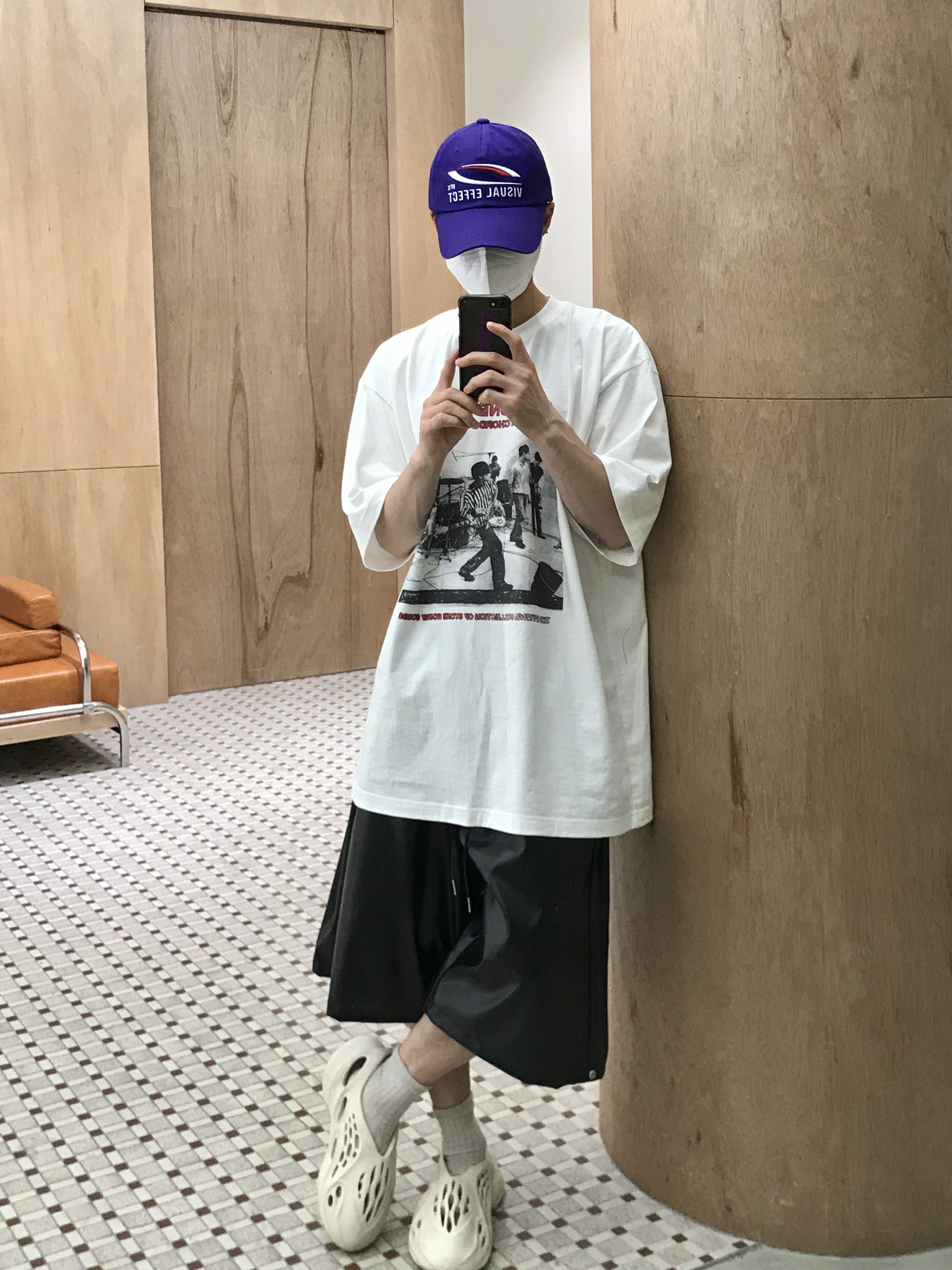 Adidas Yeezy Foam RNNR Sand 착용 스타일