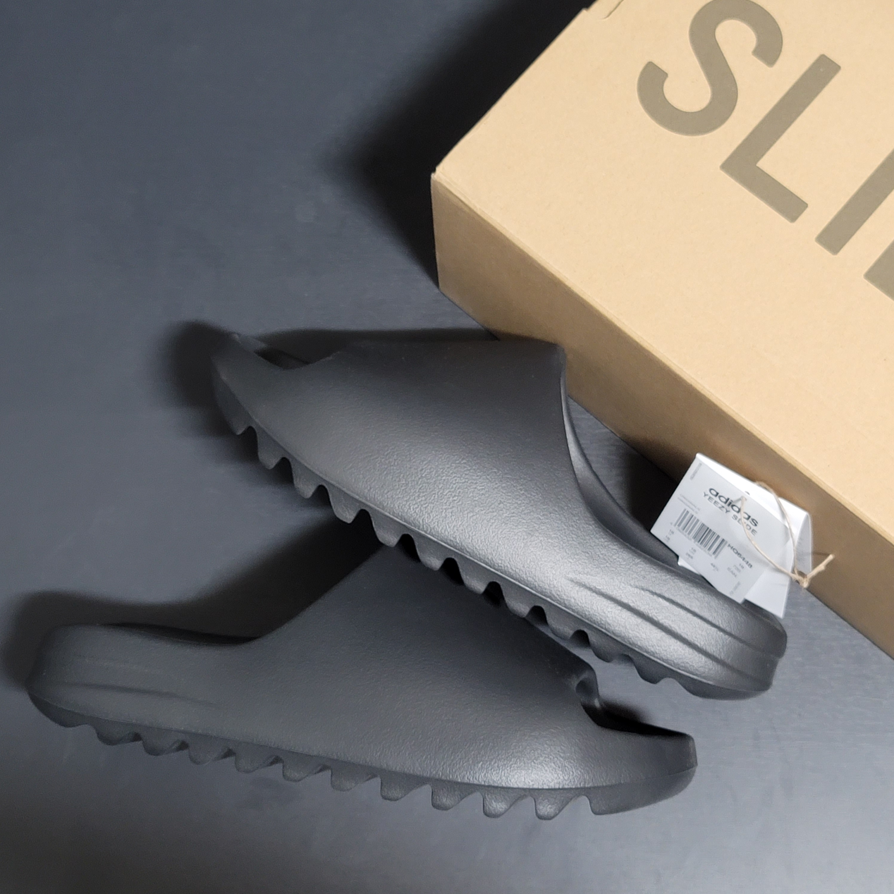 Adidas Yeezy Slide Onyx 착용 스타일 - 1