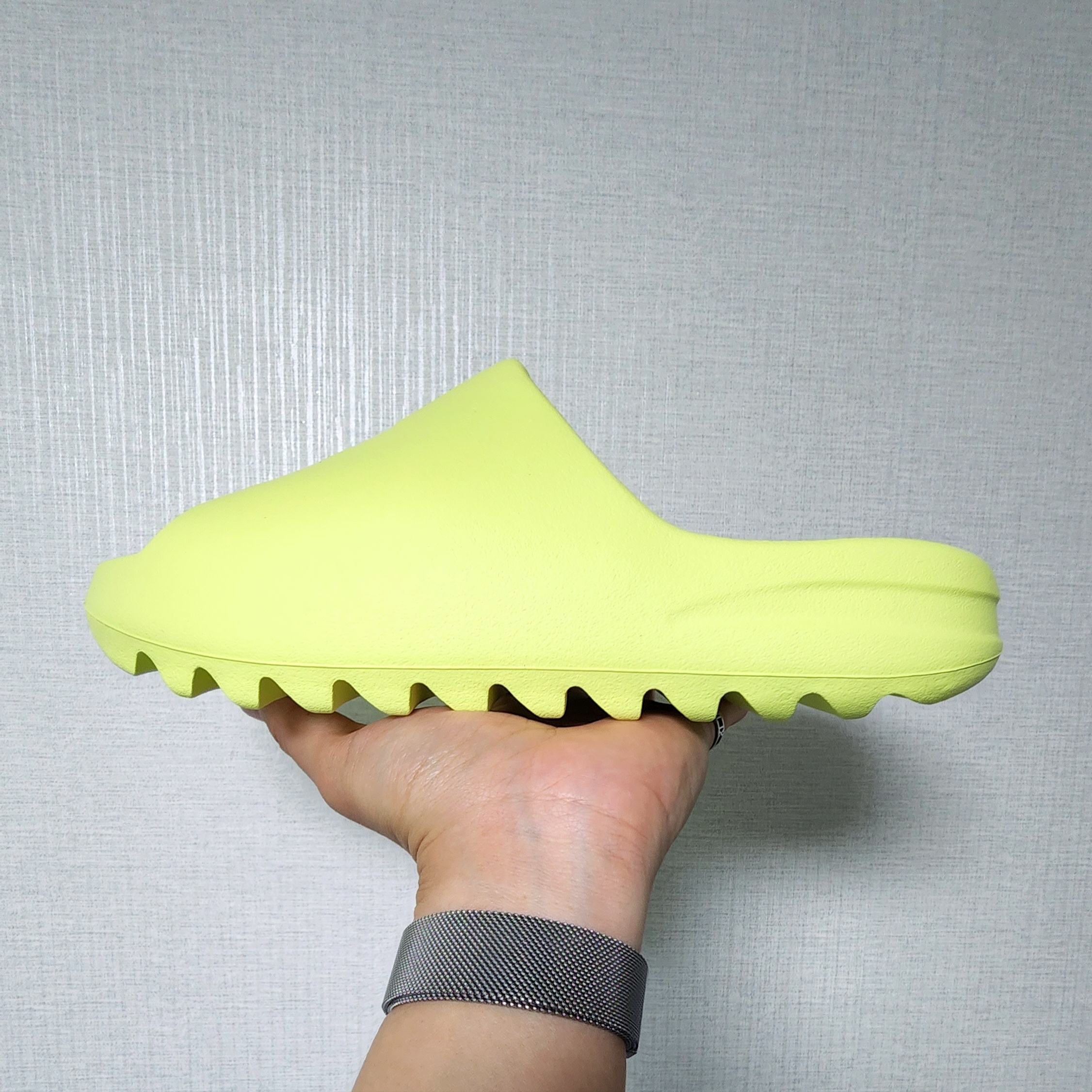 Adidas Yeezy Slide Glow Green 2022/2023 착용 스타일