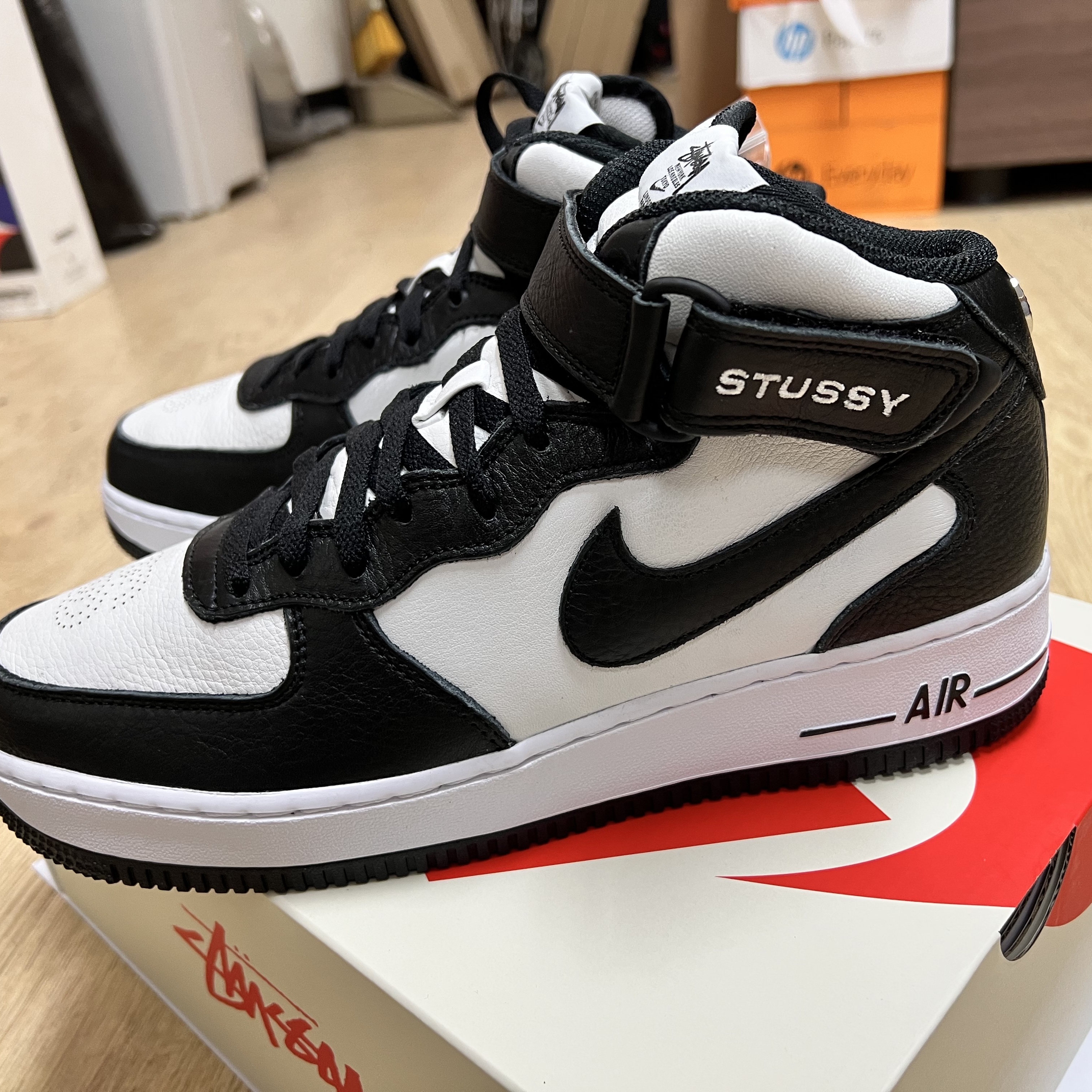 Nike x Stussy Air Force 1 '07 Mid SP Black and Light Bone 착용 스타일 - 2