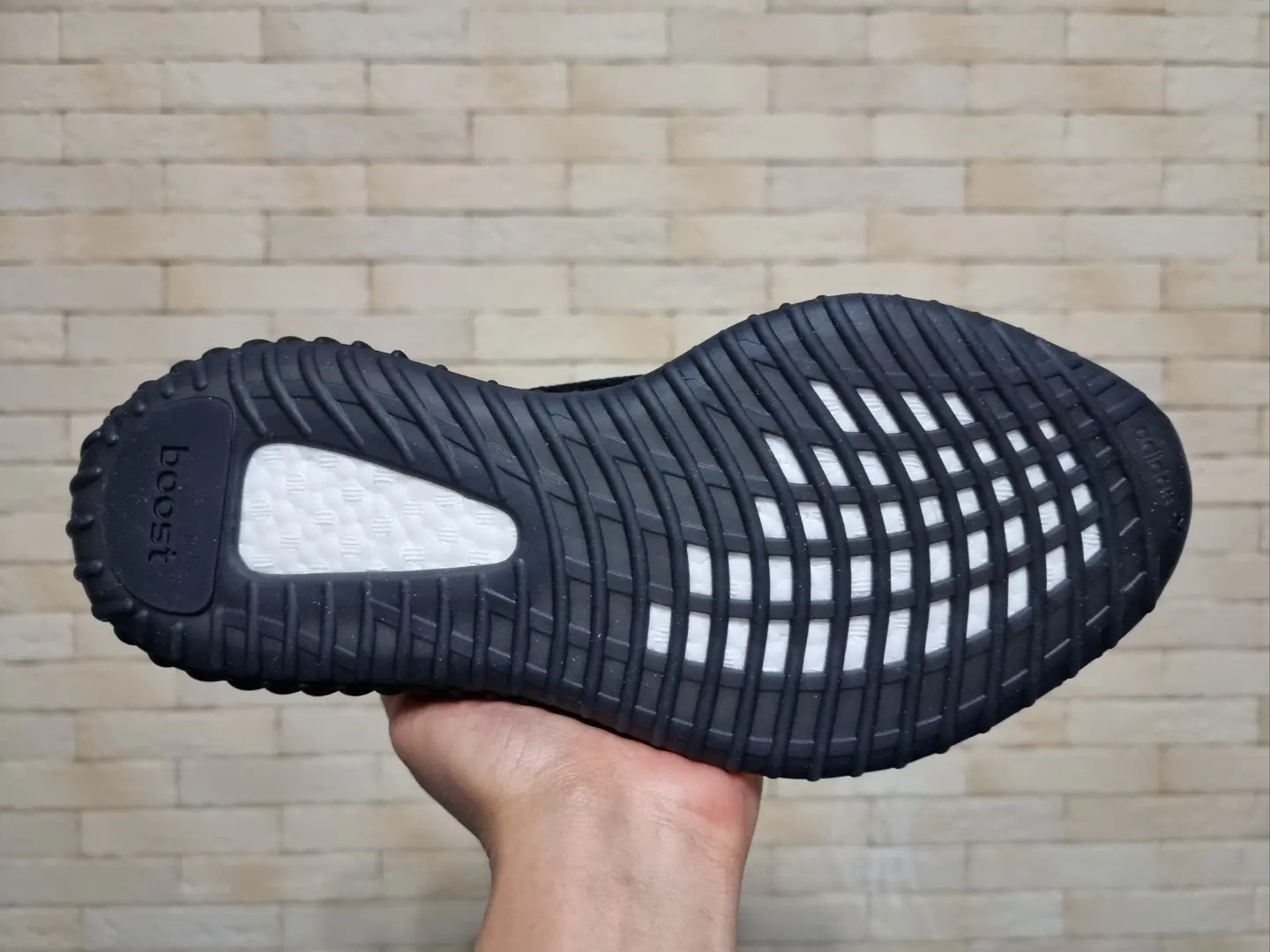 Adidas Yeezy Boost 350 V2 Core Black White 2022 착용 스타일 - 5