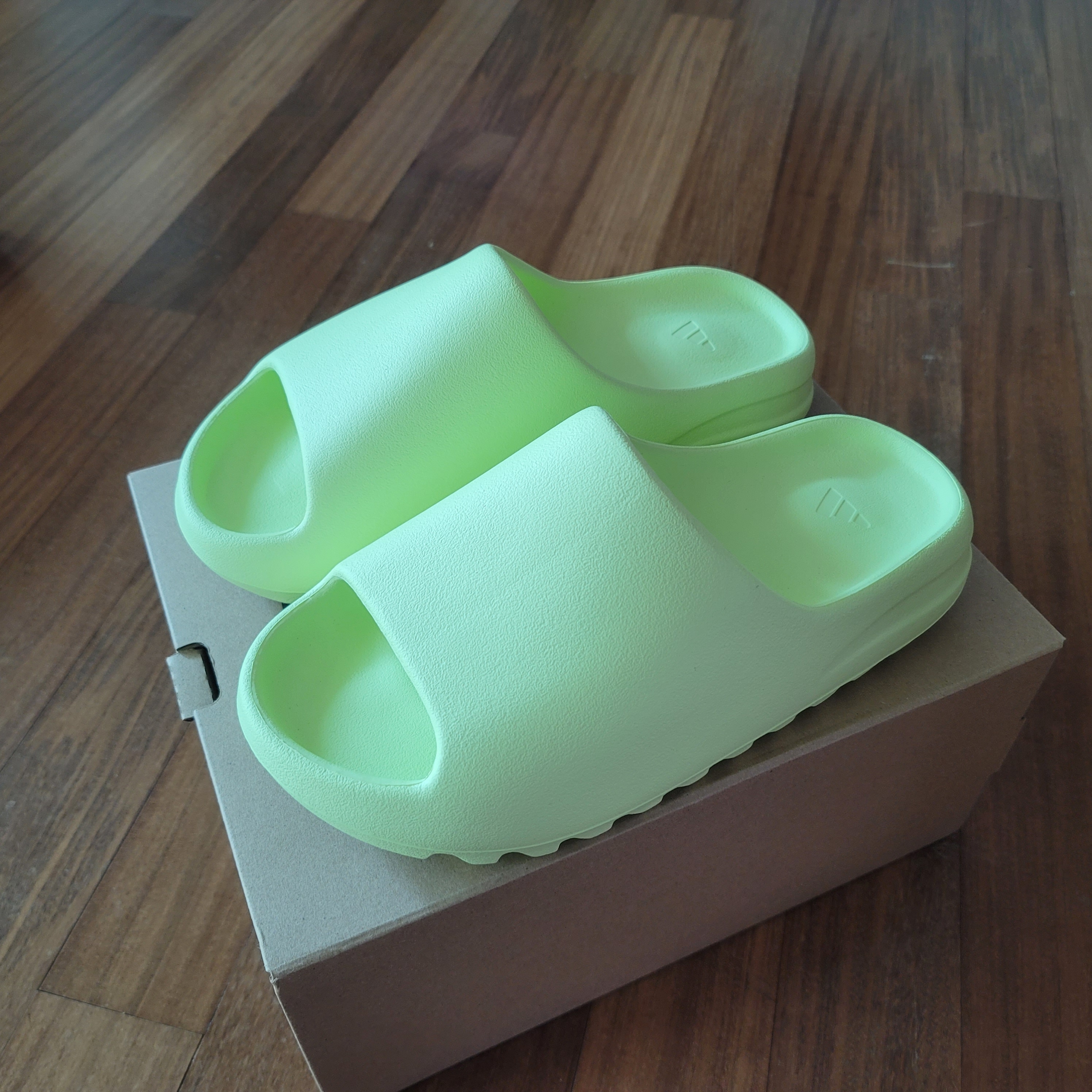 Adidas Yeezy Slide Glow Green 2022/2023 착용 스타일