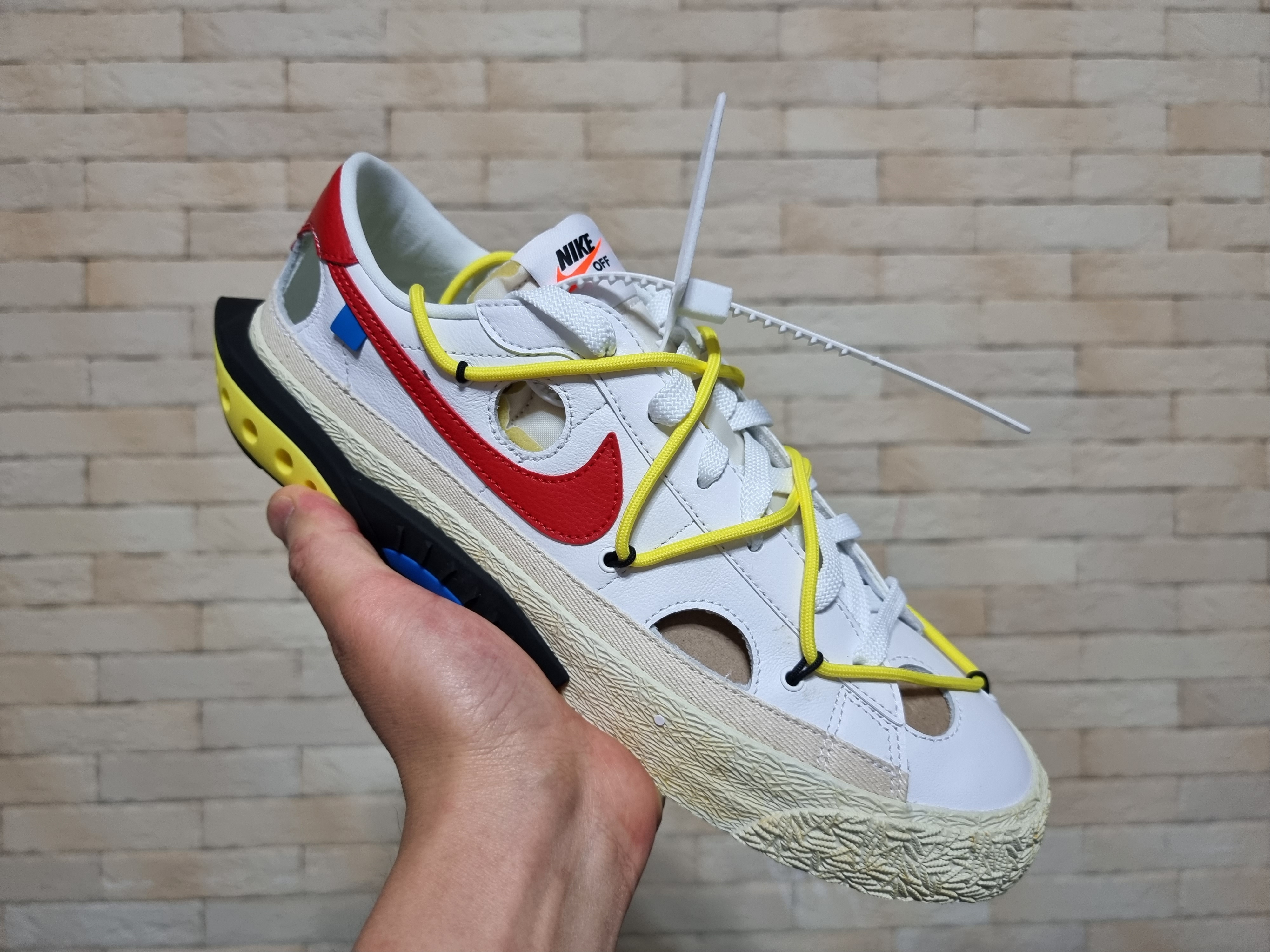 Nike x Off-White Blazer Low '77 White and University Red 착용 스타일 - 4