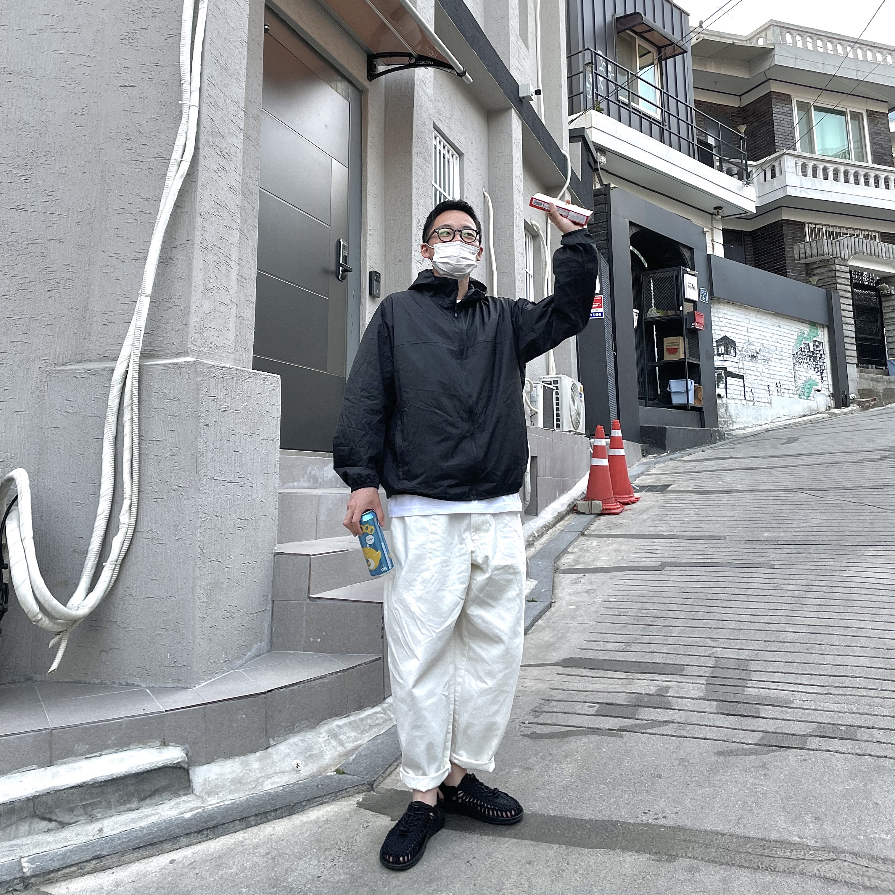 Keen Uneek Sandals Black 착용 스타일