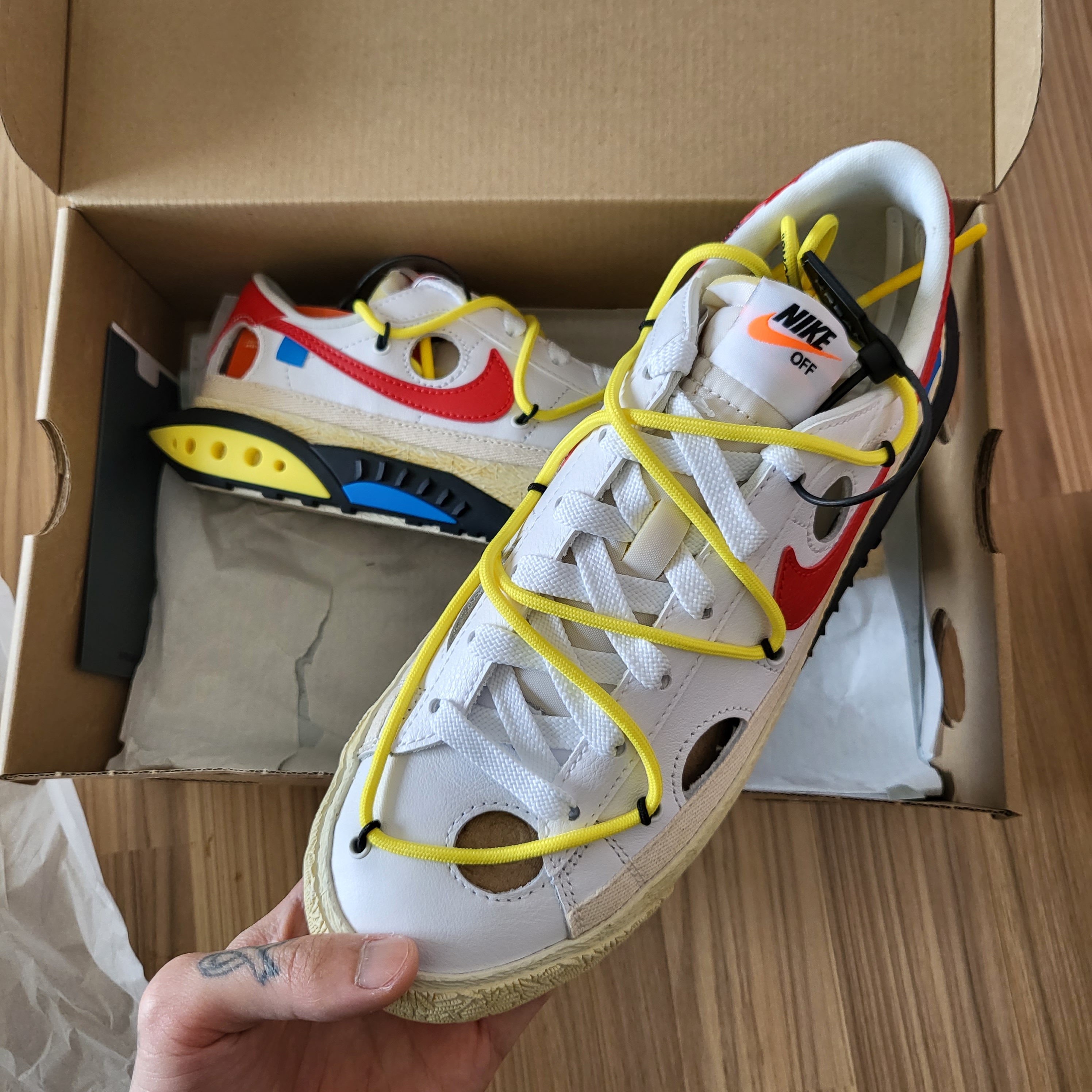 Nike x Off-White Blazer Low '77 White and University Red 착용 스타일 - 2