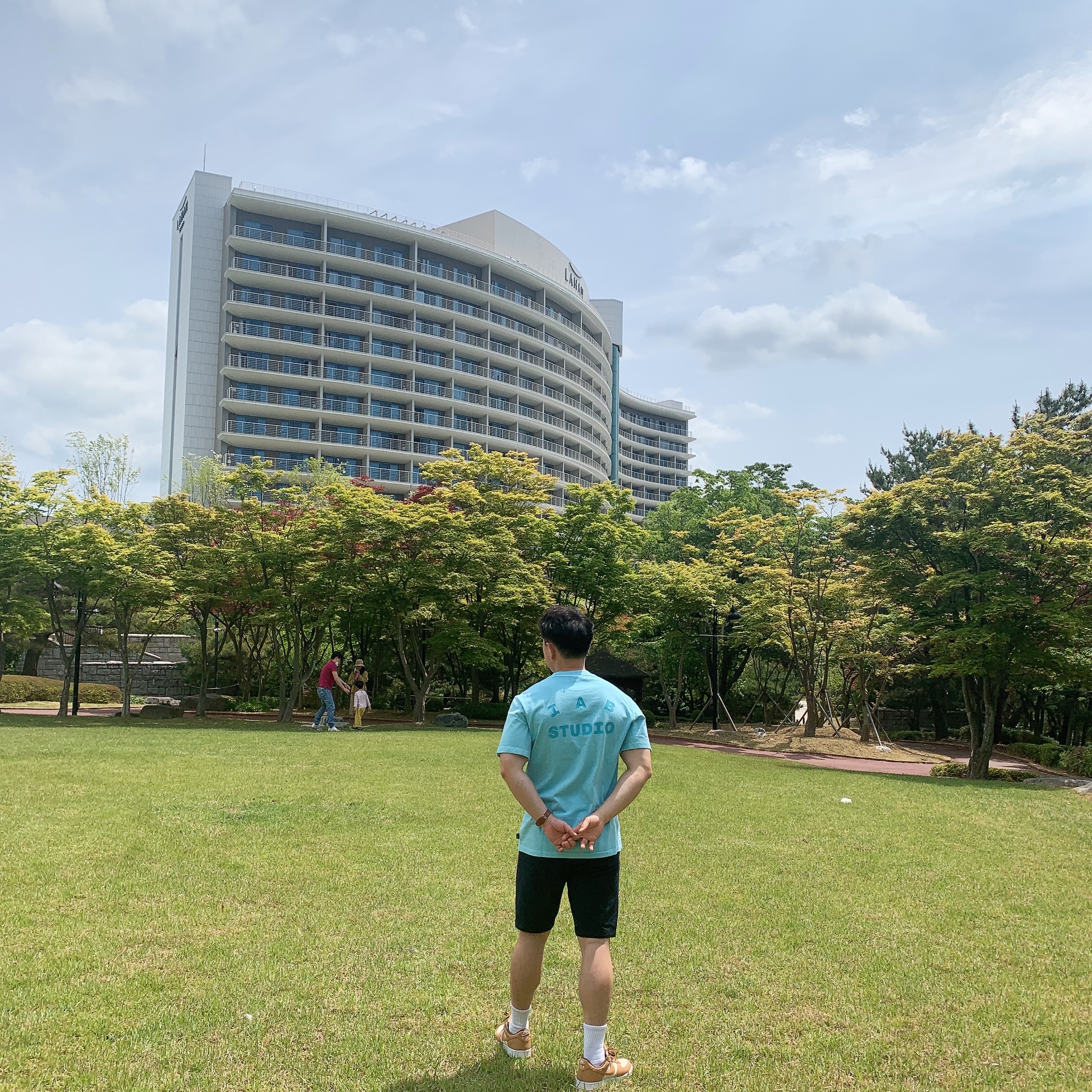 IAB Studio Pigment T-Shirt Cyan, Nike Air Force 1 Low QS Acorn 2021 착용 스타일