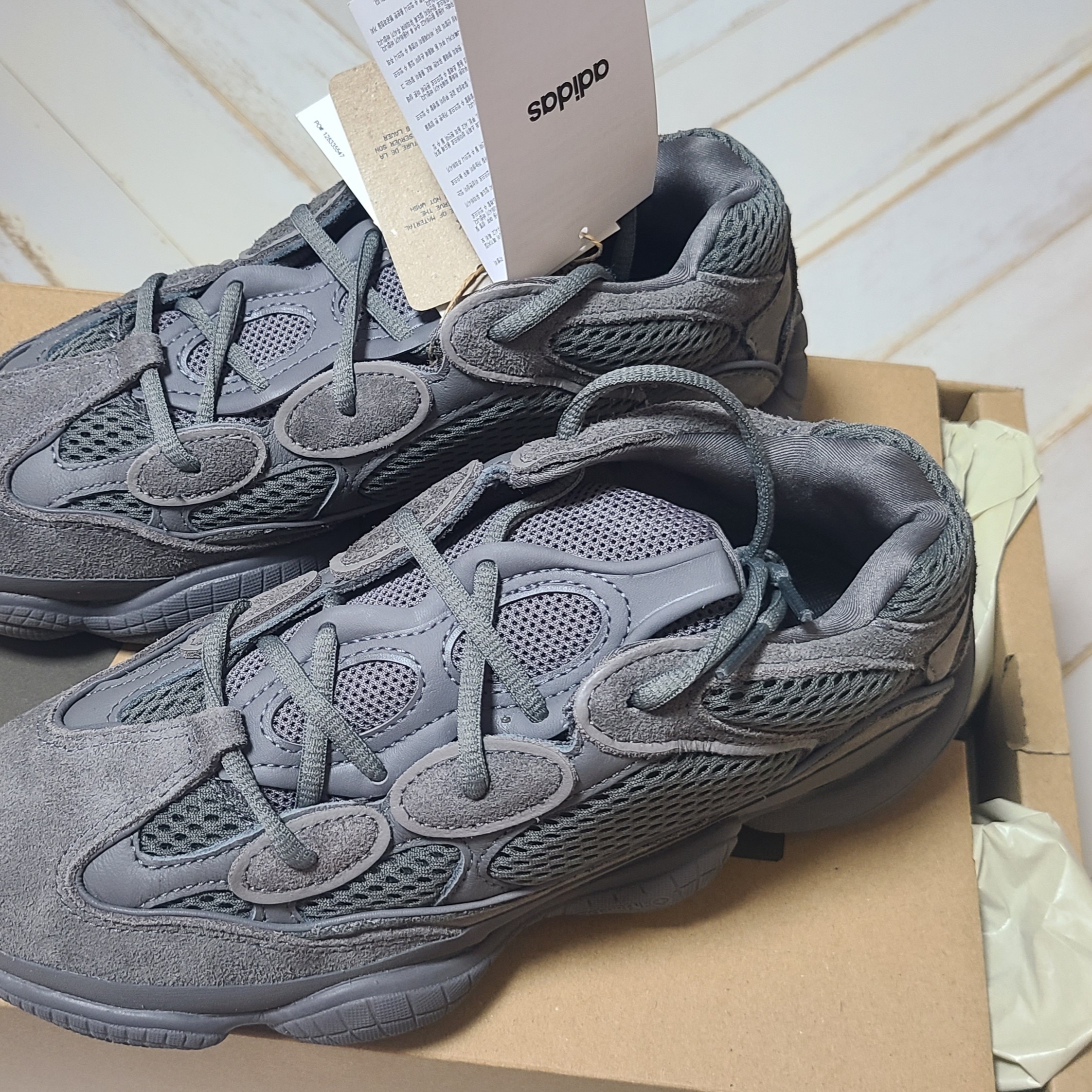 Adidas Yeezy 500 Granite 착용 스타일