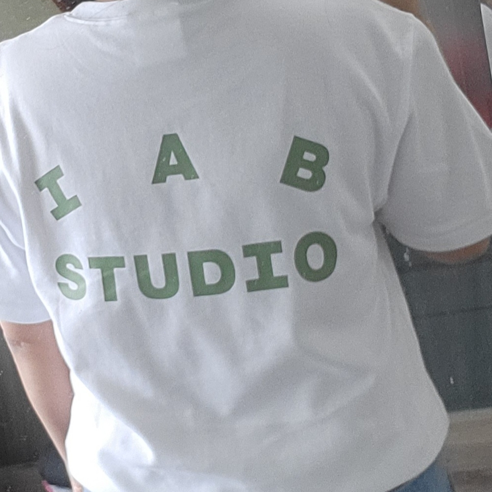 IAB Studio T-Shirt White Light Green 착용 스타일 - 2