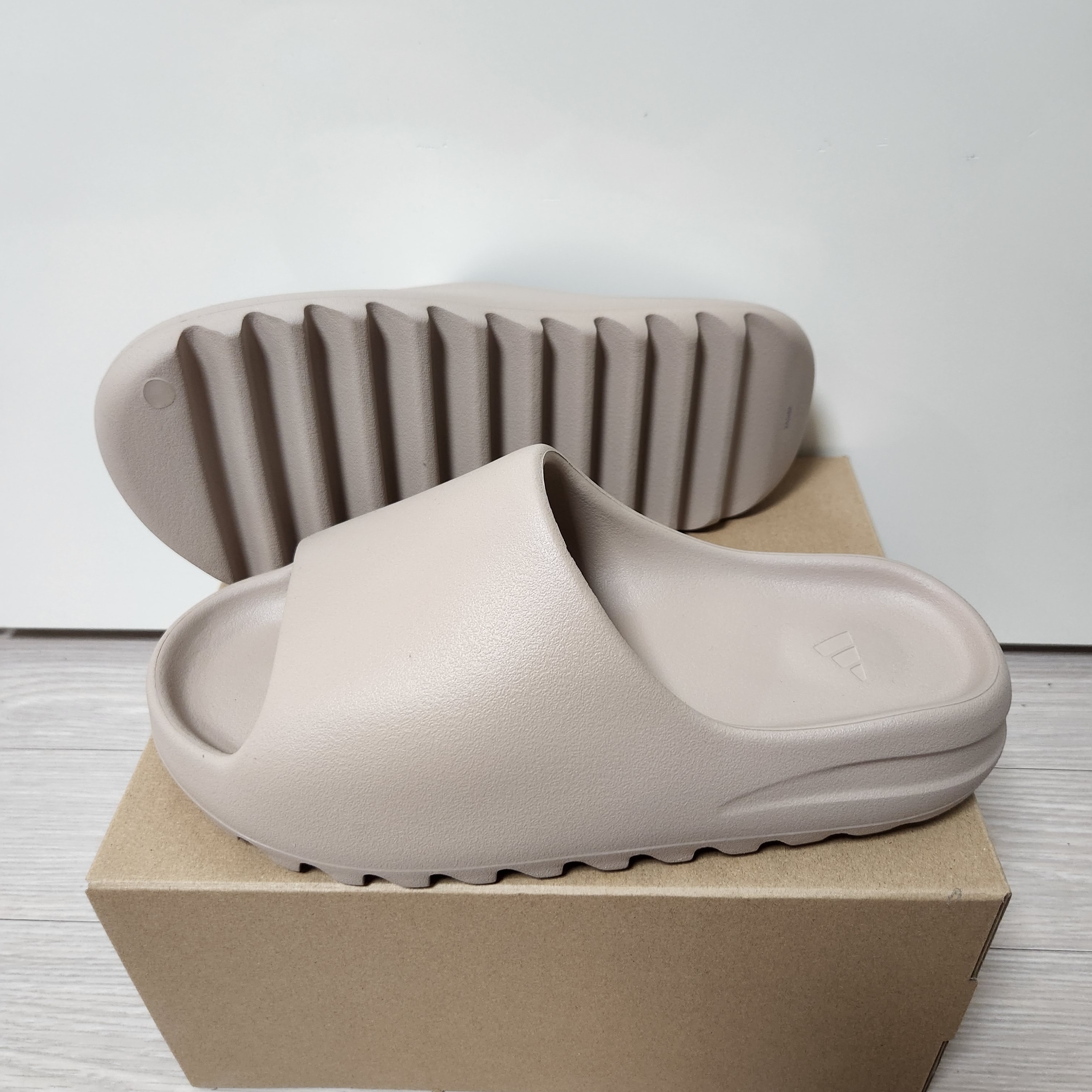 Adidas Yeezy Slide Pure - Re-Release Ver. 착용 스타일 - 2