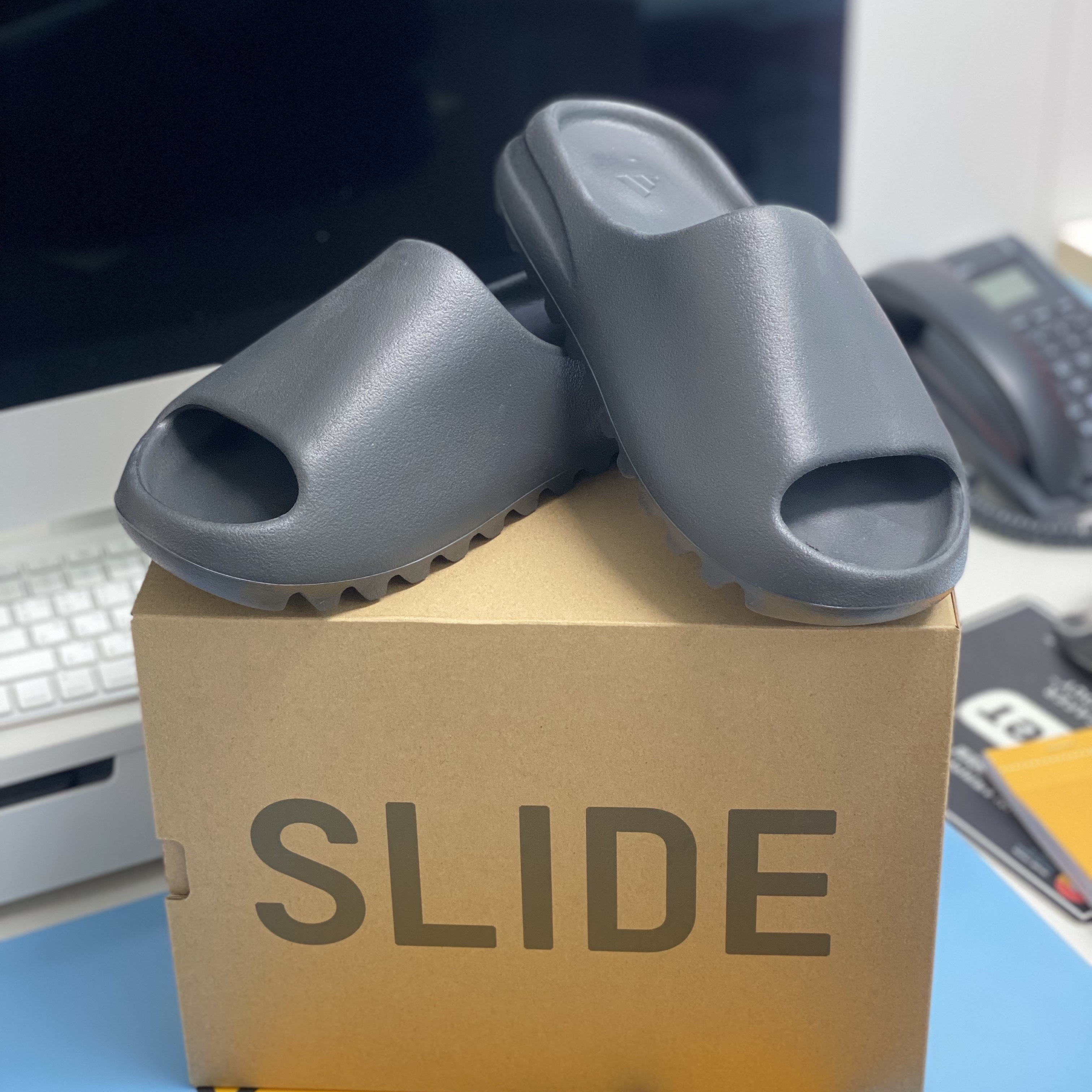 Adidas Yeezy Slide Onyx 착용 스타일