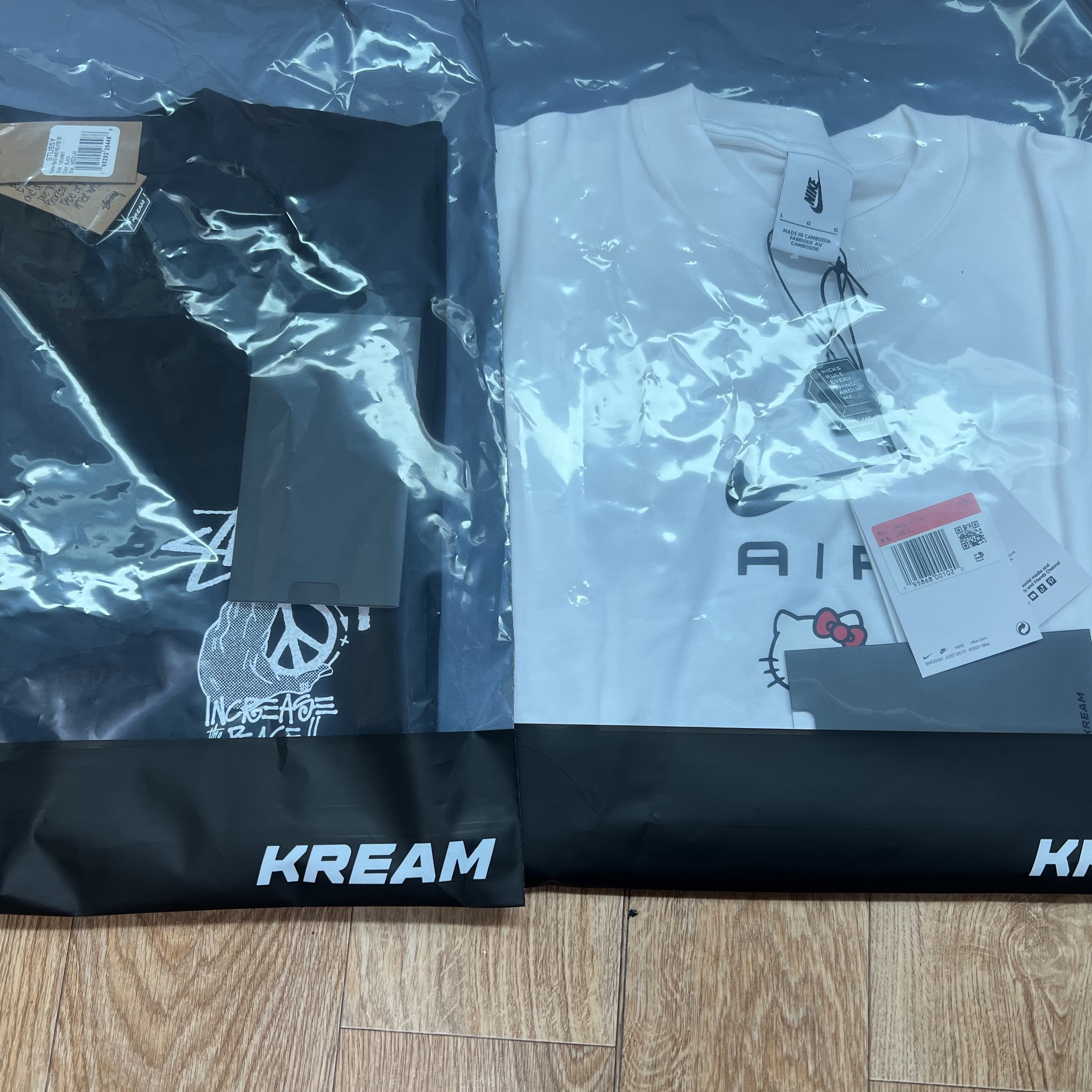 Stussy Peace Hand Pigment dyed T-Shirt Black, Nike x Hello Kitty NRG Air T-Shirt White - Asia 착용 스타일