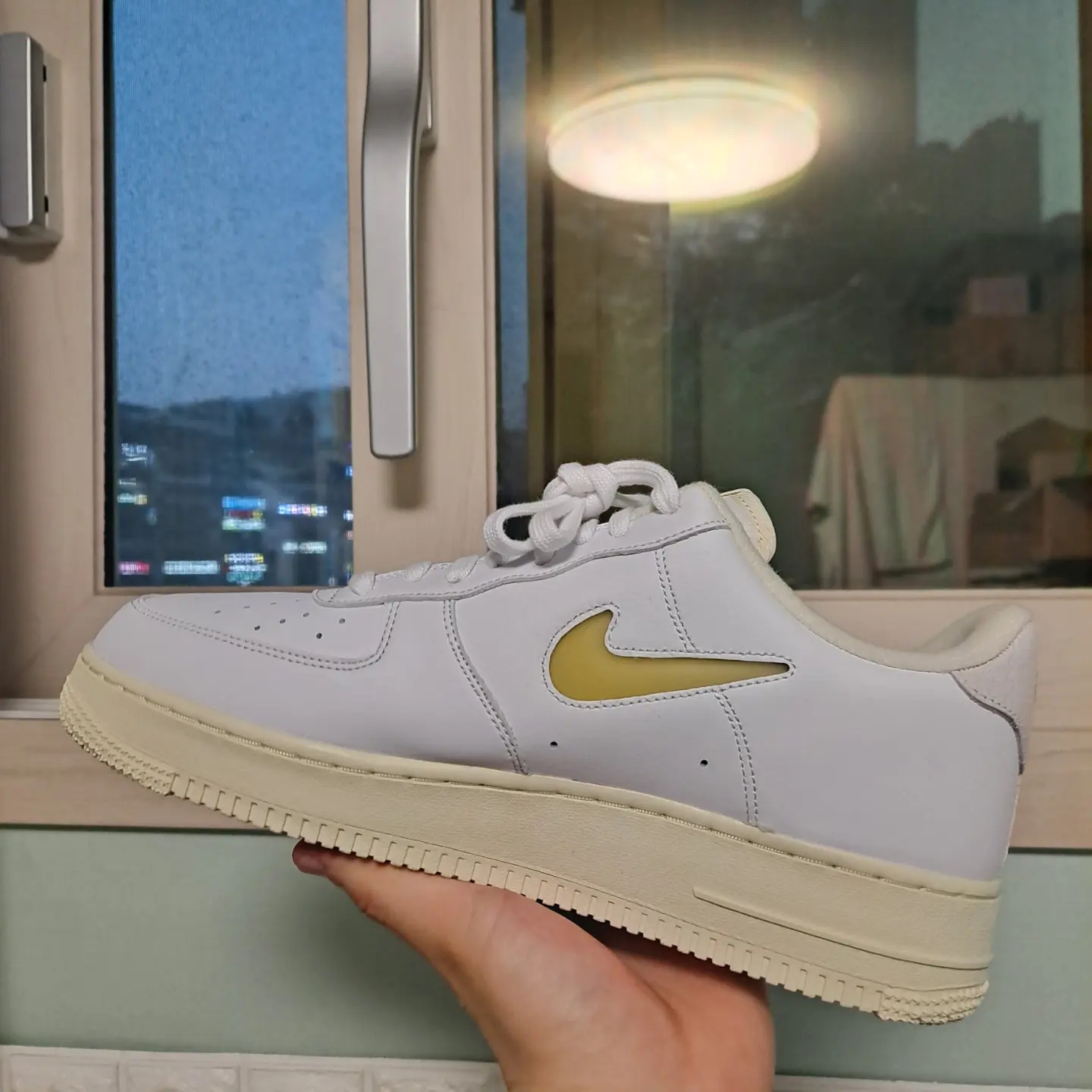 Nike Air Force 1 '07 LX Pale Vanilla 착용 스타일 - 4