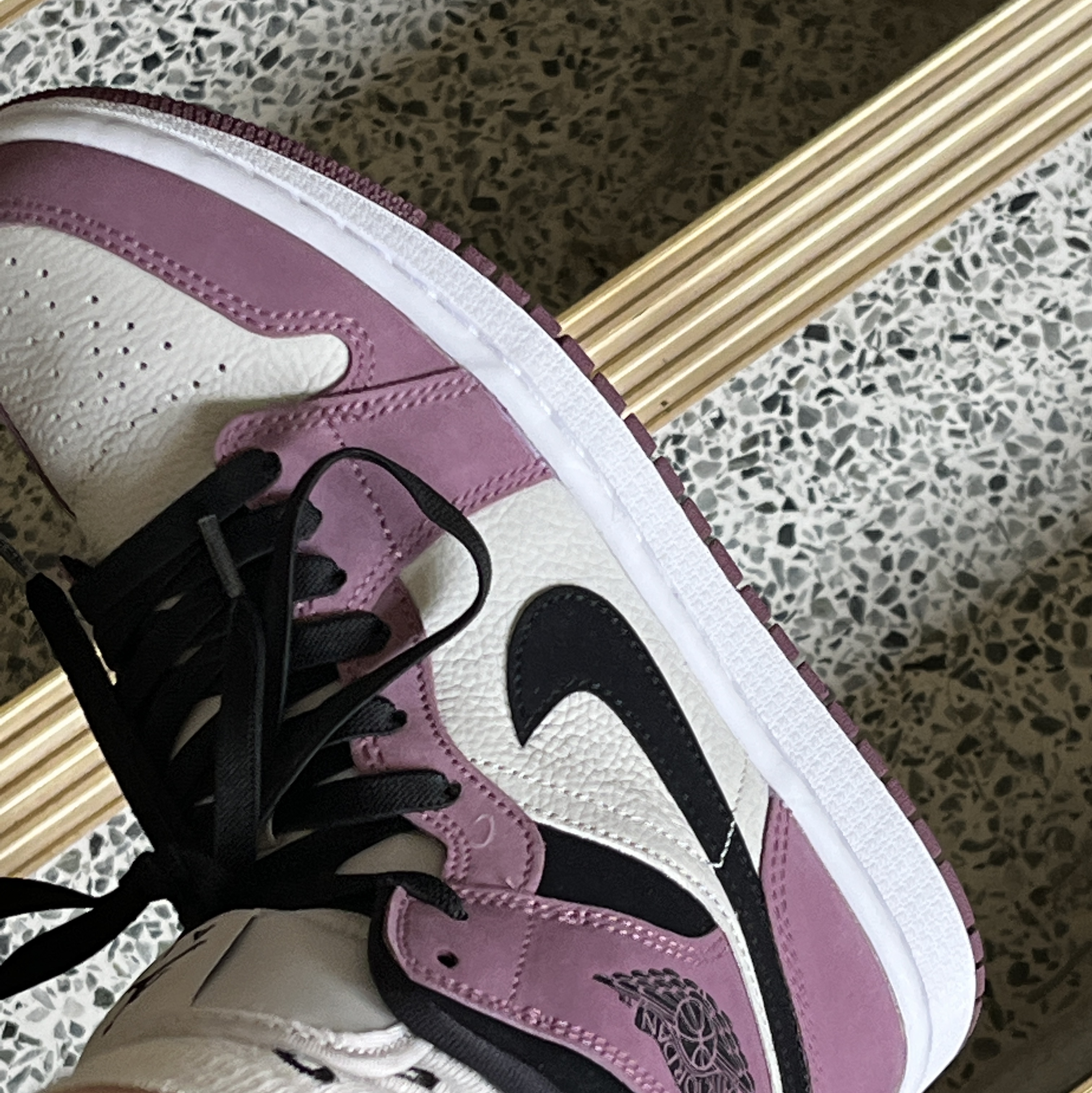 (W) Jordan 1 Mid SE Light Mulberry 착용 스타일 - 2