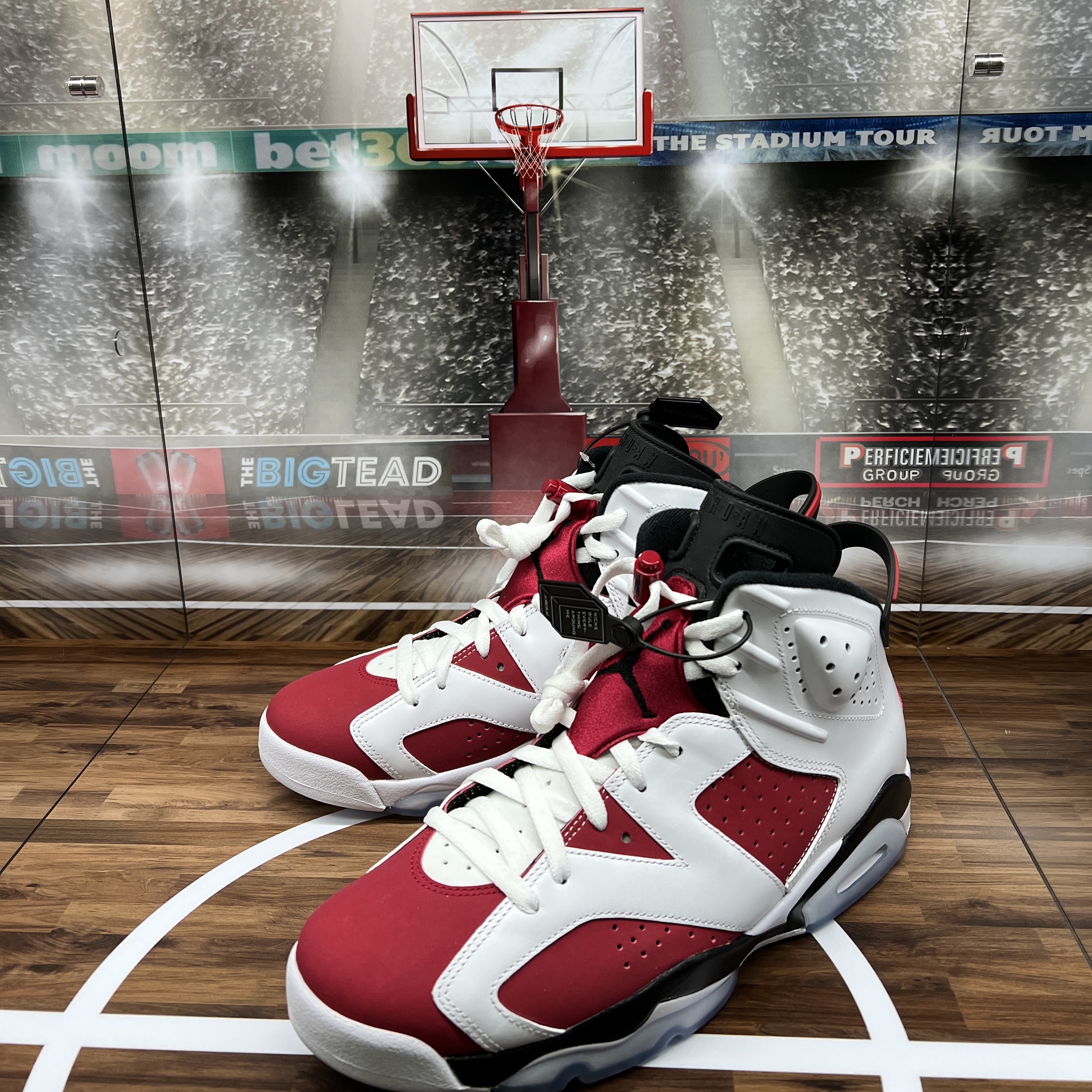 Jordan 6 Retro Carmine 2021, Jordan 6 Retro University Blue 착용 스타일 - 1