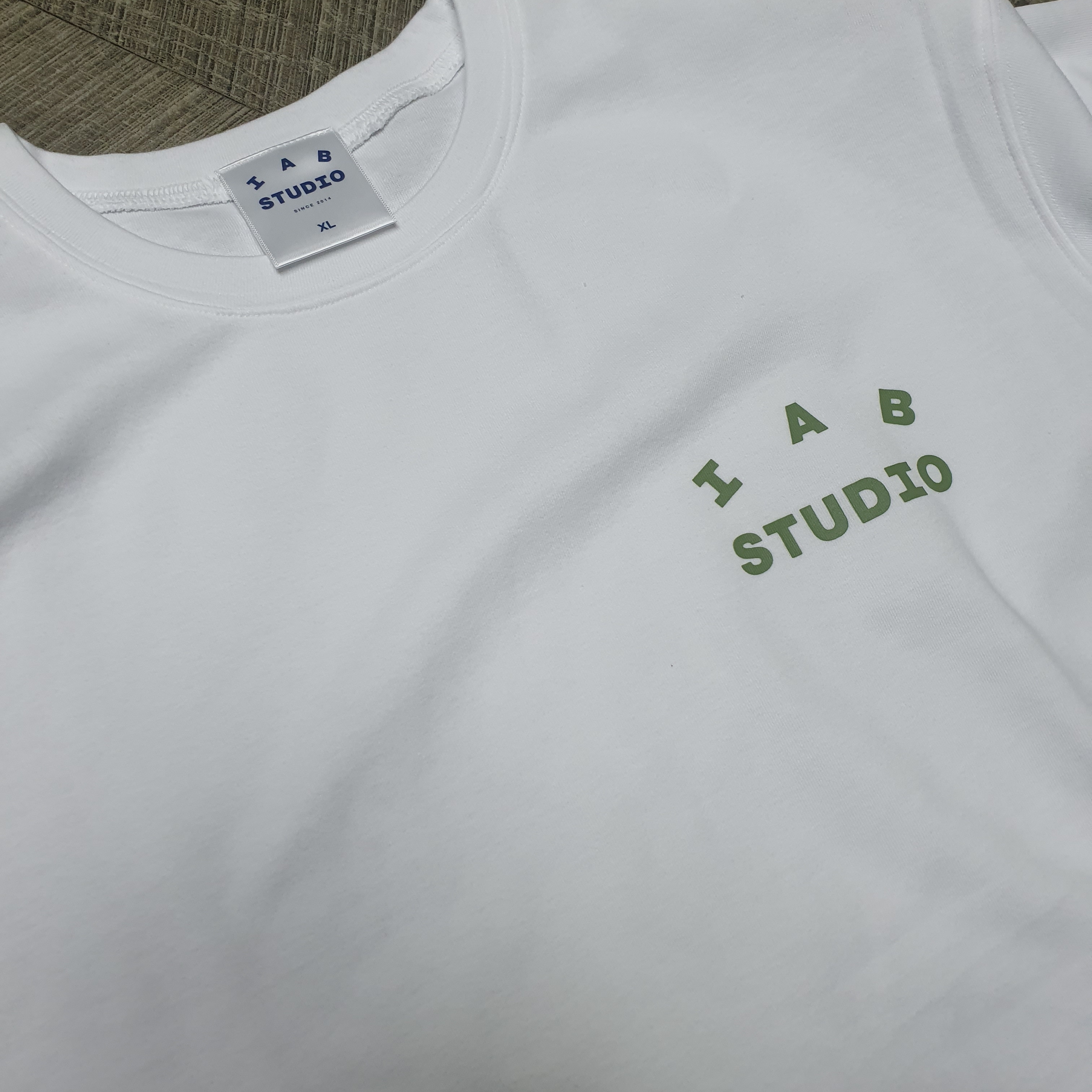IAB Studio T-Shirt White Light Green 착용 스타일 - 2