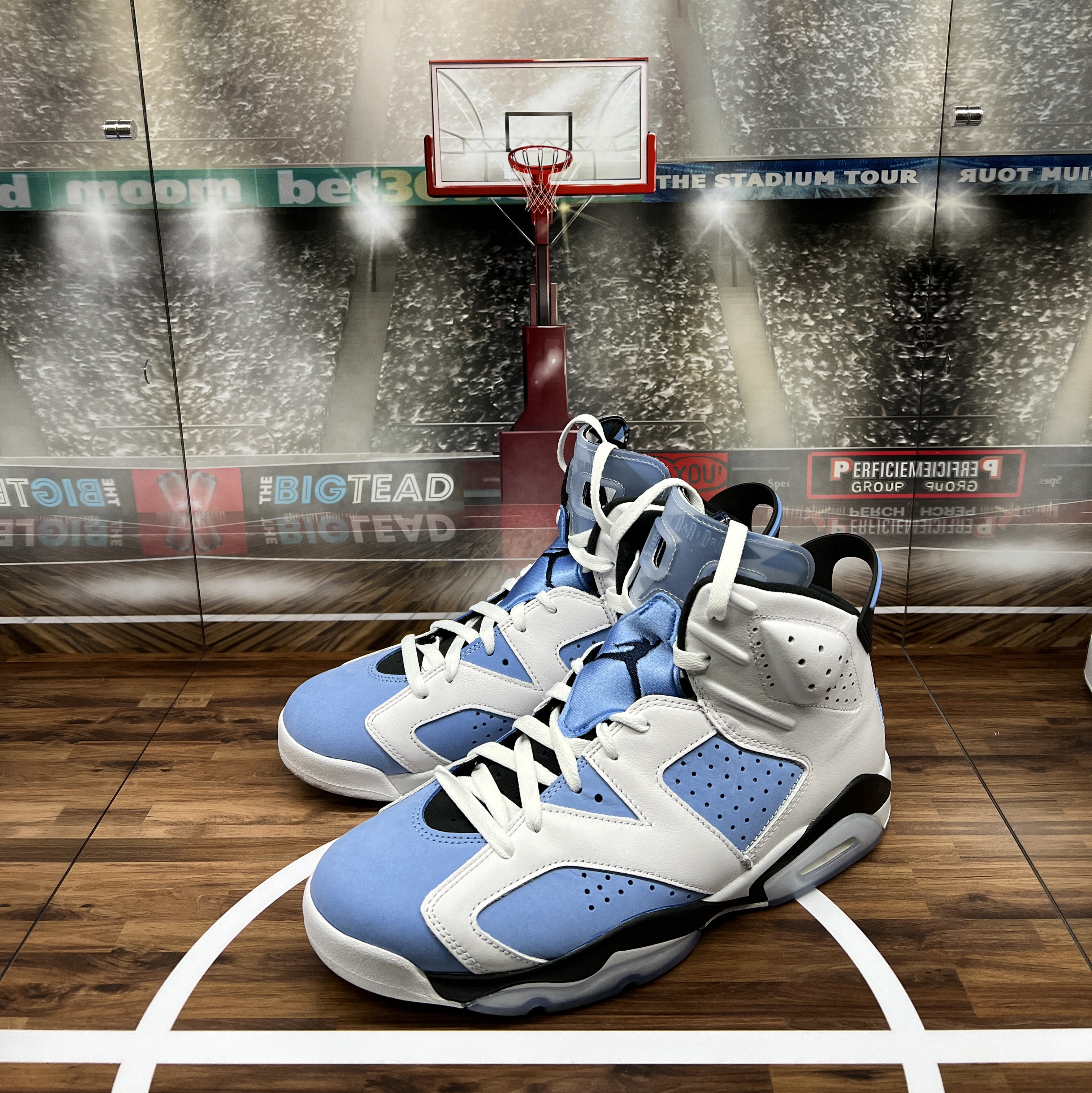Jordan 6 Retro Carmine 2021, Jordan 6 Retro University Blue 착용 스타일 - 2