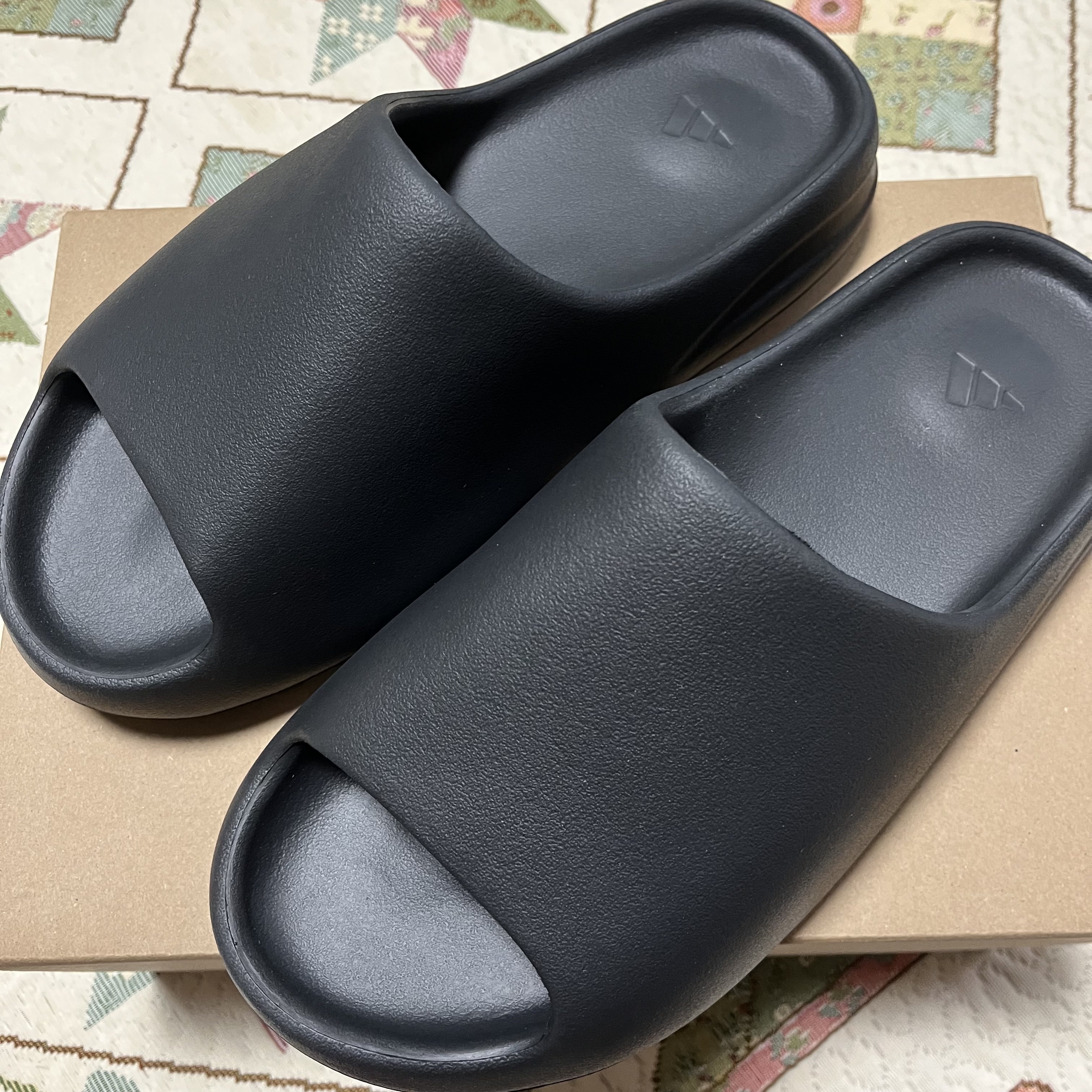 Adidas Yeezy Slide Onyx 착용 스타일